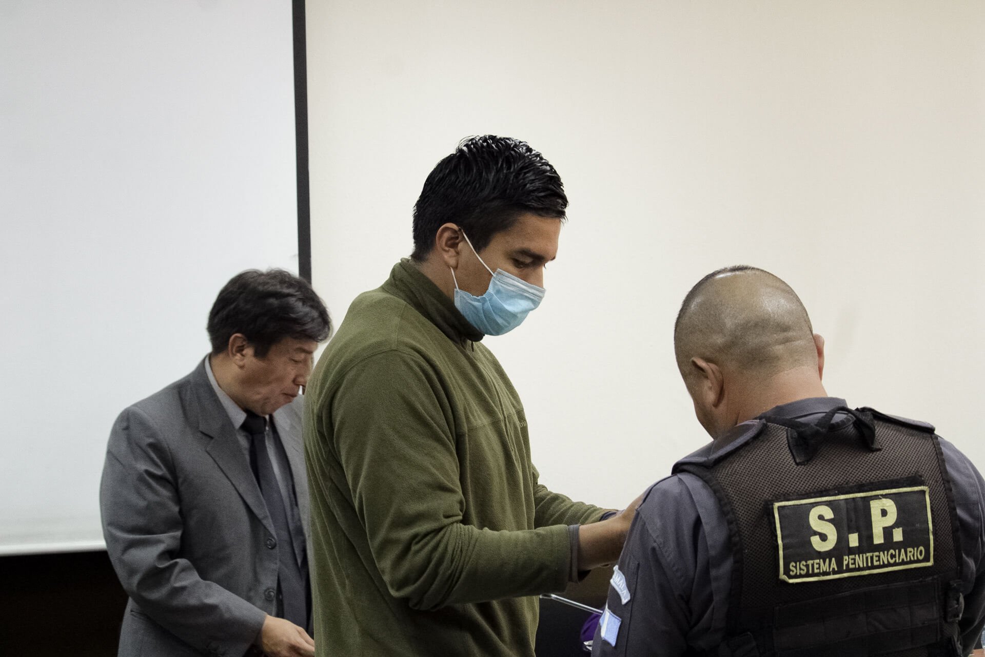  José Ramírez, el acusado, mientras le colocan las esposas. / Fotografía: Kristhal Figueroa 