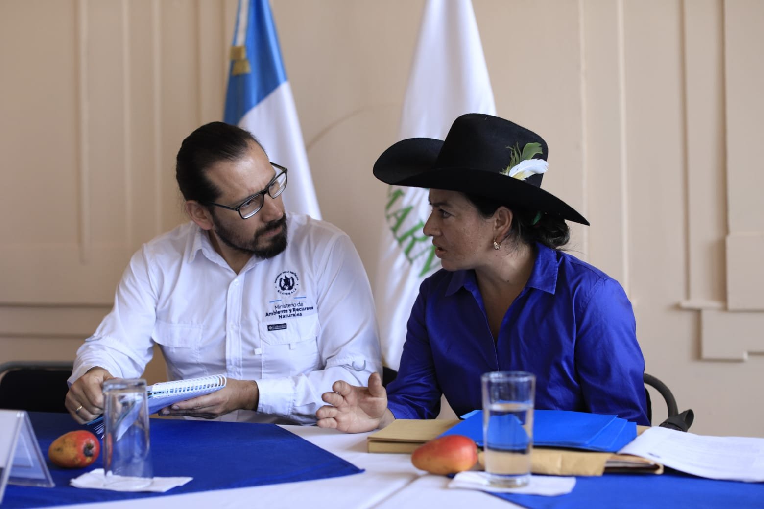  Blanca Morales junto al viceministro de Agua en una reunión con autoridades indígenas y dirigentes comunitarios, en abril de 2024. Foto del MARN 