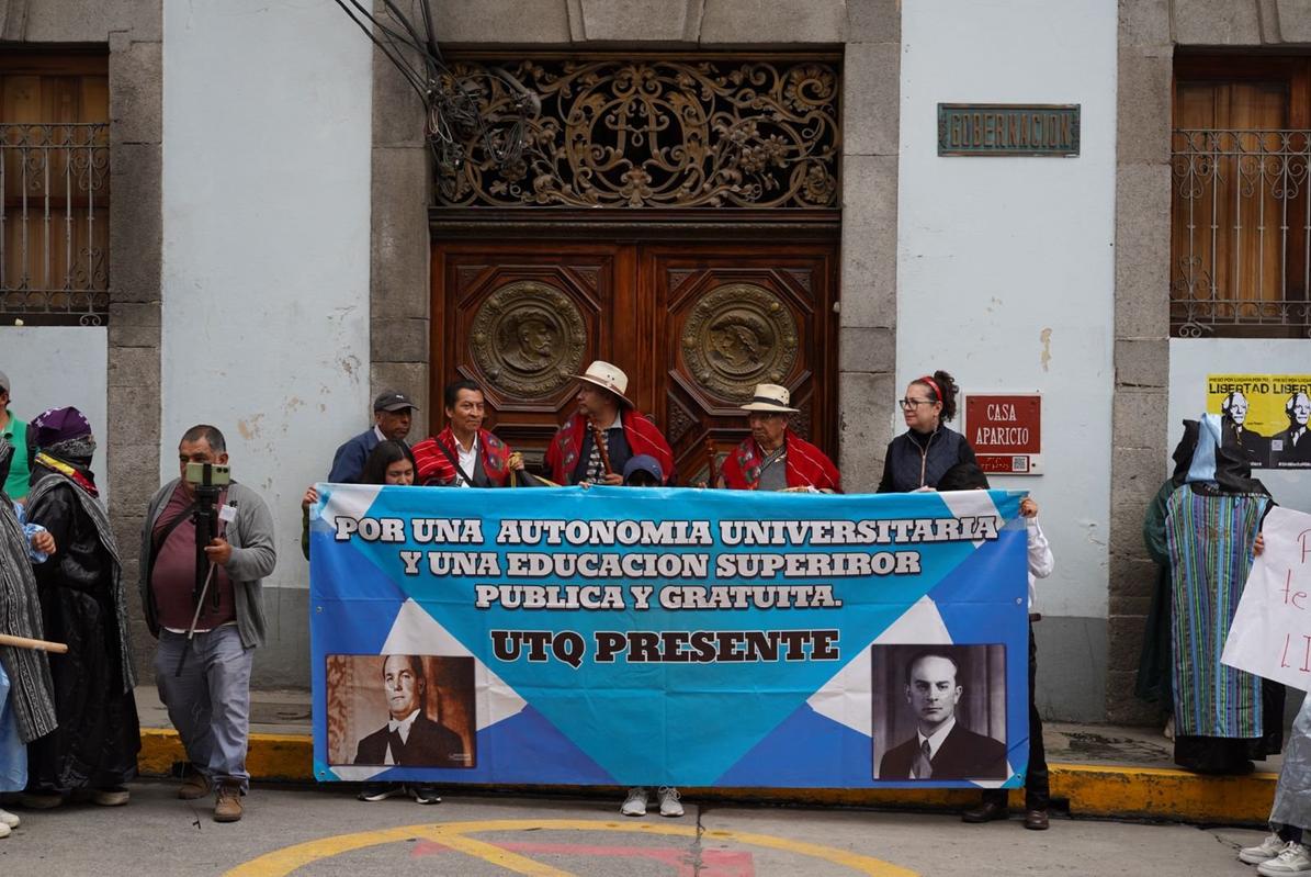 Créditos: La Unión de Trabajadores de Quetzaltenango participa en la marcha por el Día de la Revolución. Foto de Juan Esteban Calderón