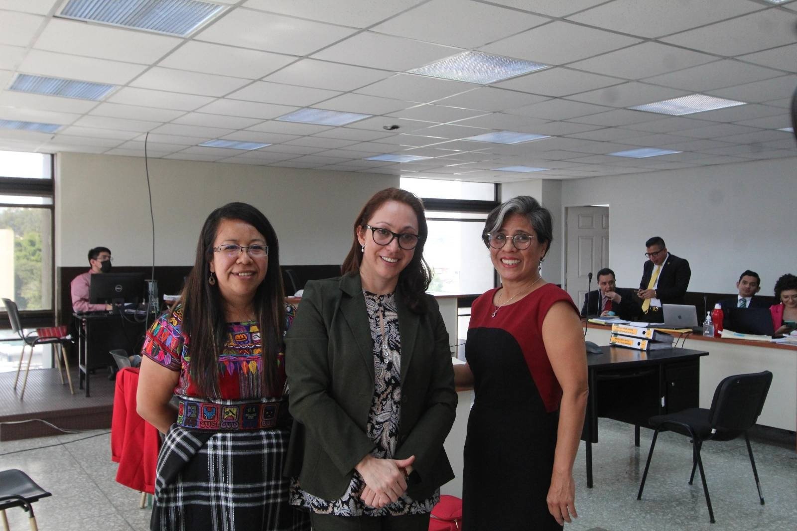 González junto a su colega Wendy López. Ambas defienden a la exfiscal Virginia Laparra. Foto: Juan Rosales 