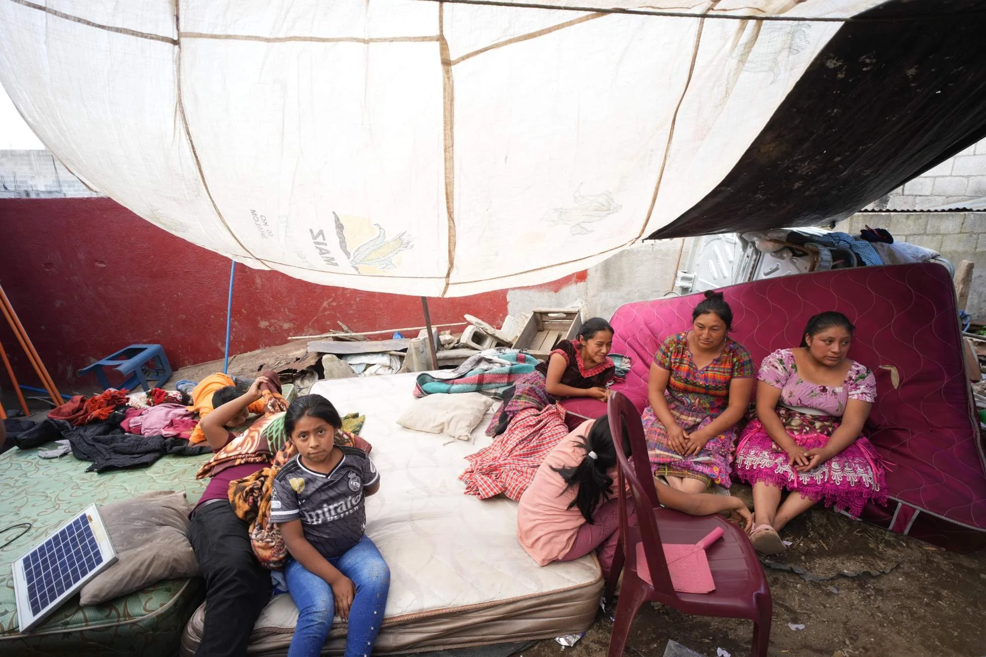  Mujeres permanecen en uno de los albergues gestionados por los propios vecinos. Foto Eddy Zeta 