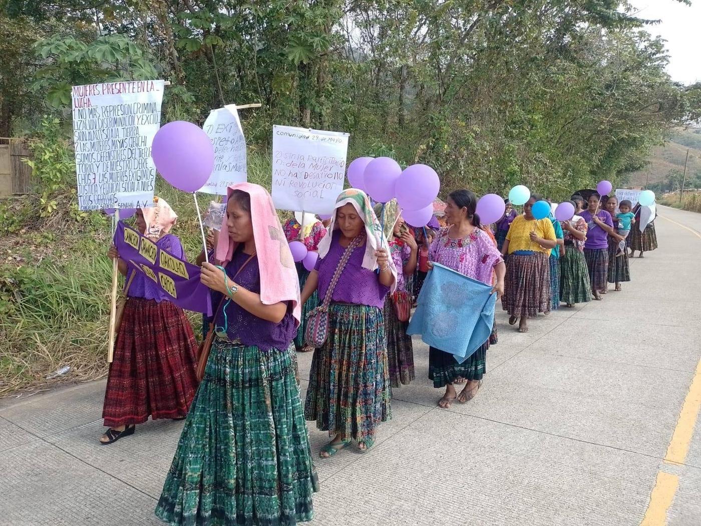 Mujeres Q'eqchi' participantes de la caminata por el acceso a la tierra en Alta Verapaz, Guatemala. Fotografía PC 