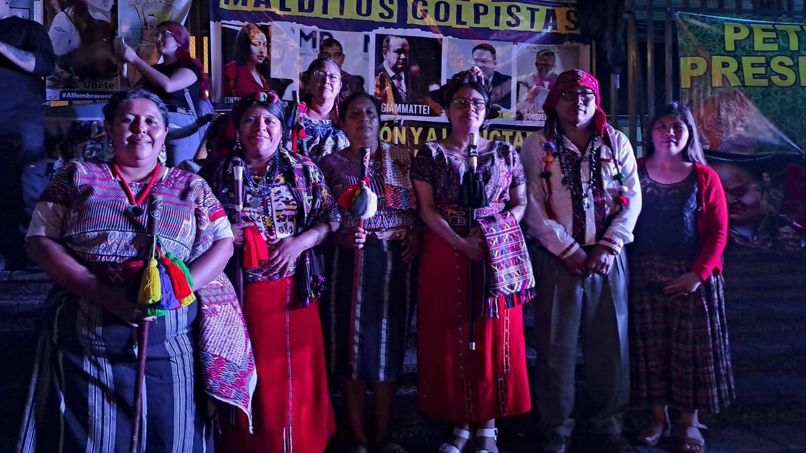  Mujeres autoridades mayas de los pueblos Poqomam, Ixil, Poqomchi y K´iche´ juntas al caer la noche liderando el respaldo popular hacia el binomio electo. Crédito: Prensa Comunitaria 