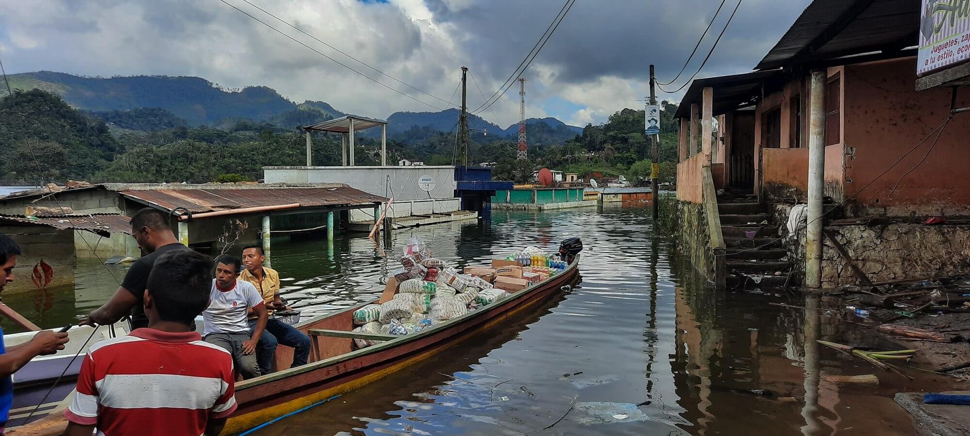  El 3 de noviembre de 2020 la tormenta de categoría 4 se había formado en el Atlántico centroamericano. El Centro Nacional de Huracanes (NHC) de Estados Unidos la bautizó con el nombre Eta. Con vientos de 230 km/h, Eta ya había dejado inundadas a dos mil personas en sus primeras horas en Honduras y Nicaragua. En Guatemala impactó especialmente la región norte: los departamentos de Izabal y Alta Verapaz. Foto Elías Oxom 