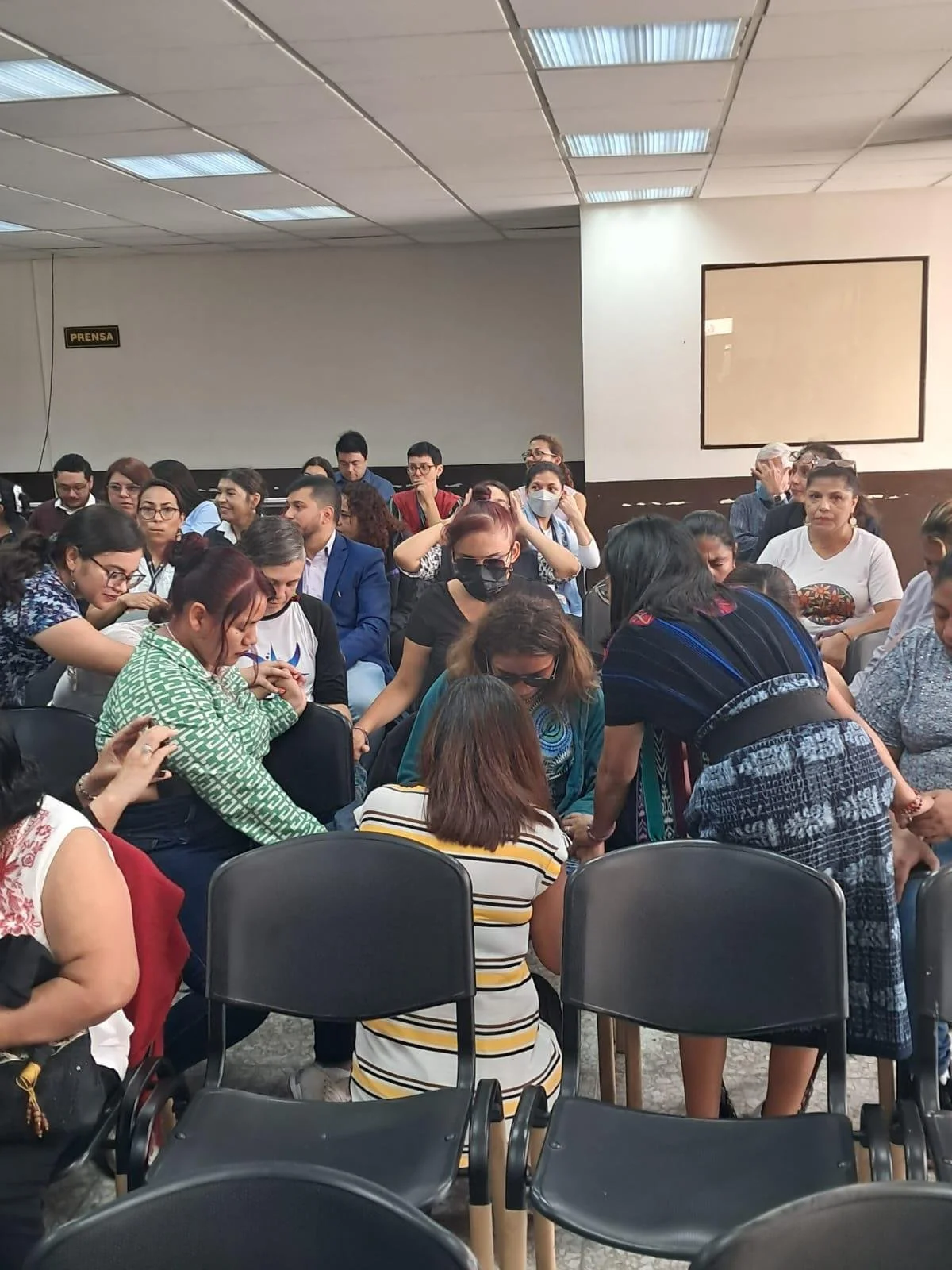  Sobrevivientes del incendio en el Hogar “Seguro” realizaron una oración previo a que la jueza Ingrid Cifuentes dictara la sentencia.  Foto: Violeta Cetino 