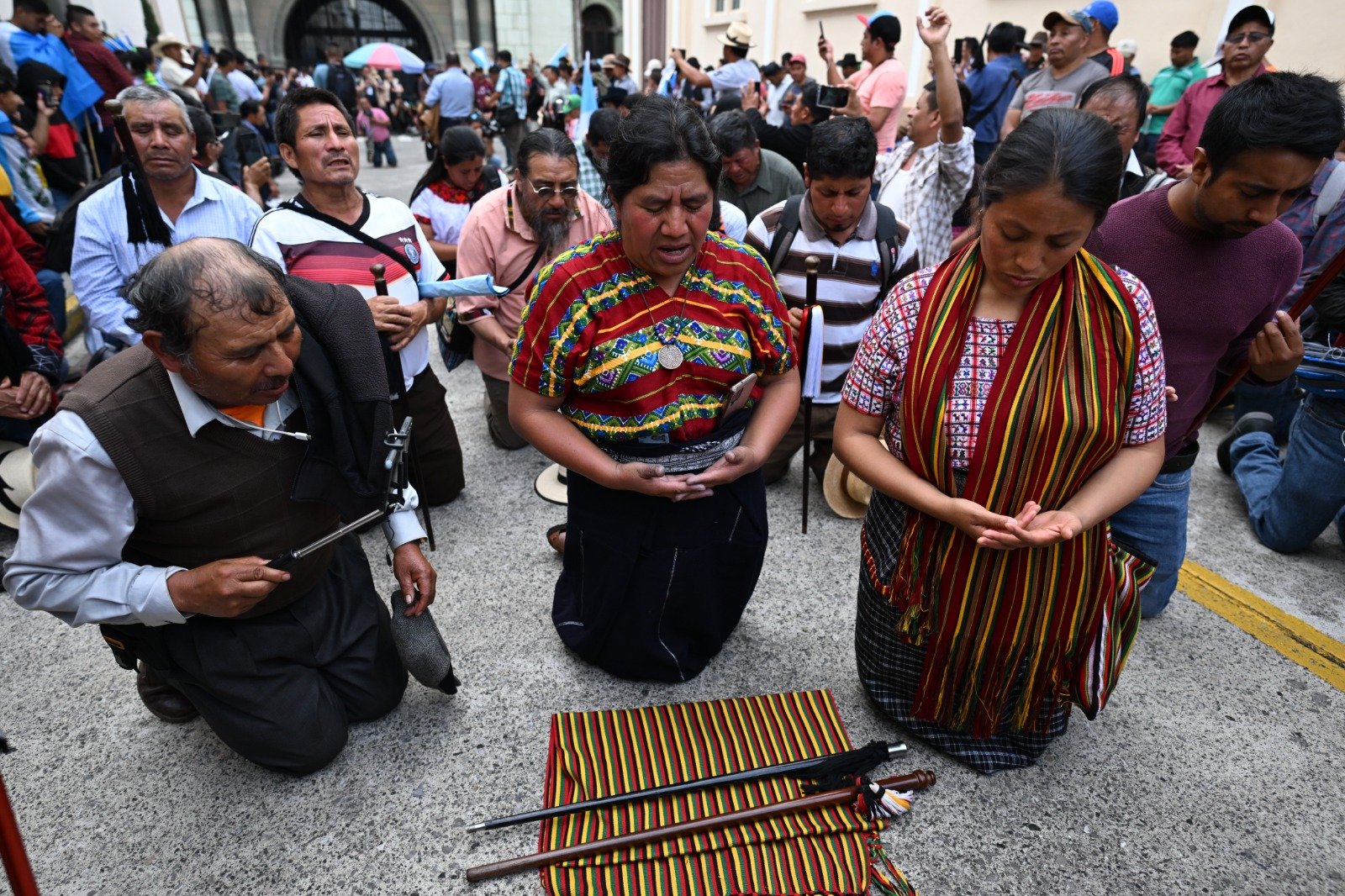  Foto 6. Mercedes García, en medio, en una oración frente a la Casa Presidencial, el 12 de octubre de 2023. Ese día, representantes de las autoridades lograron una reunión con Giammattei y la OEA. Foto de Prensa Comunitaria 