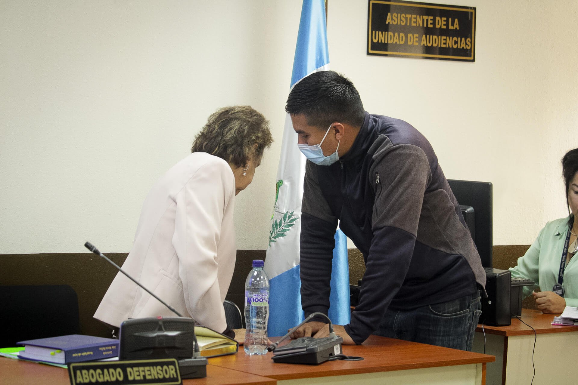  El acusado, José Ramírez, junto a su abogada defensora. / Fotografía: Kristhal Figueroa 