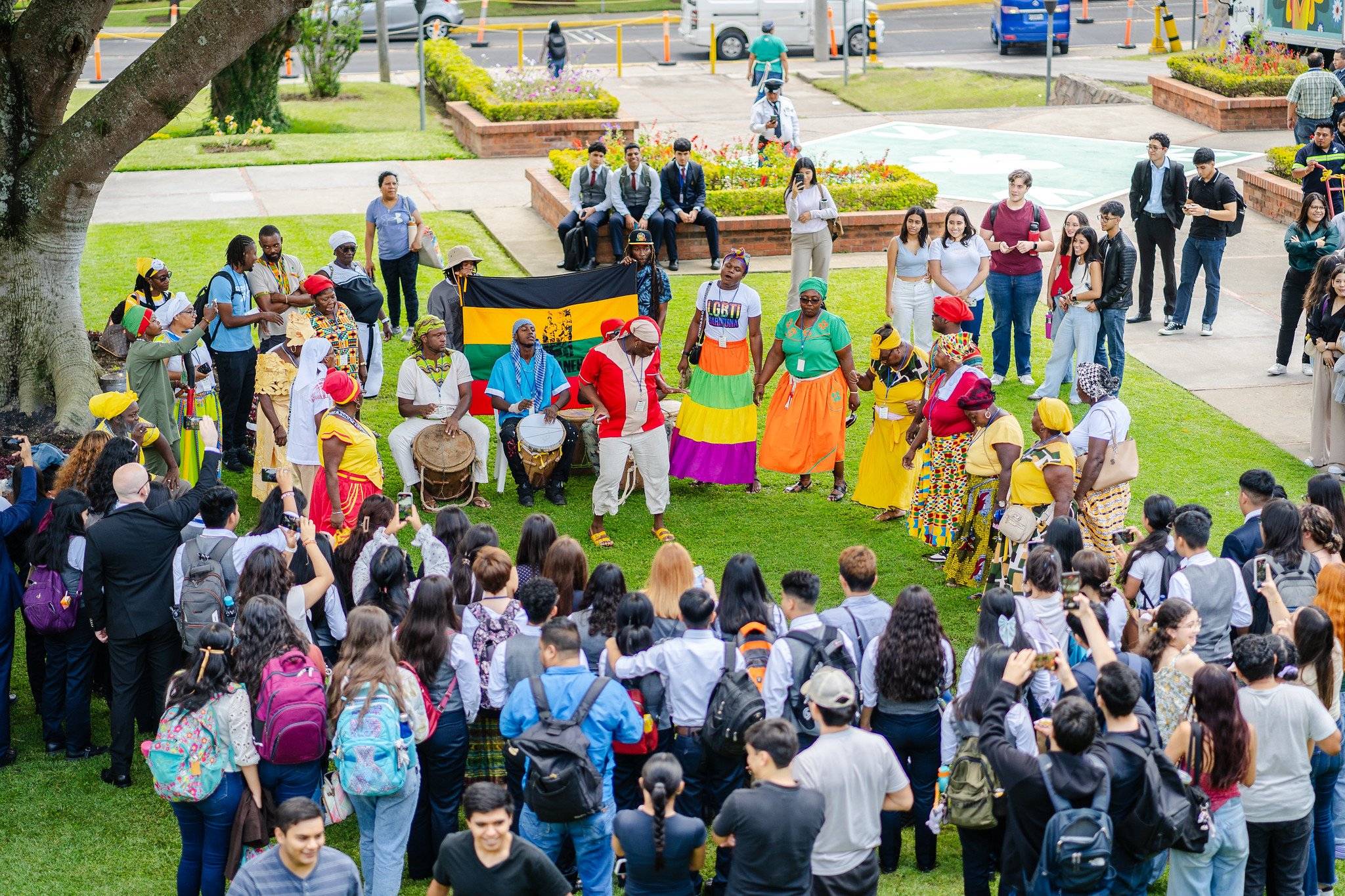  Estudiantes universitarios observan la ceremonia garífuna que se realizó durante la audiencia ante la Corte IDH el pasado miércoles 21 de mayo. Crédito: Corte IDH 