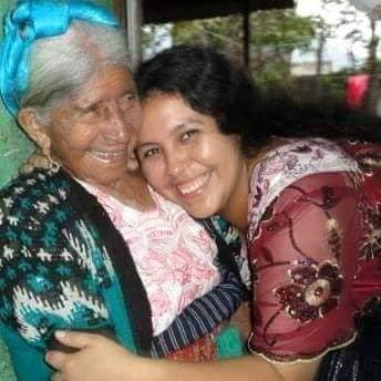  Alida junto a su bisabuela Higinia. Foto: Alida Aldana Vicente. 