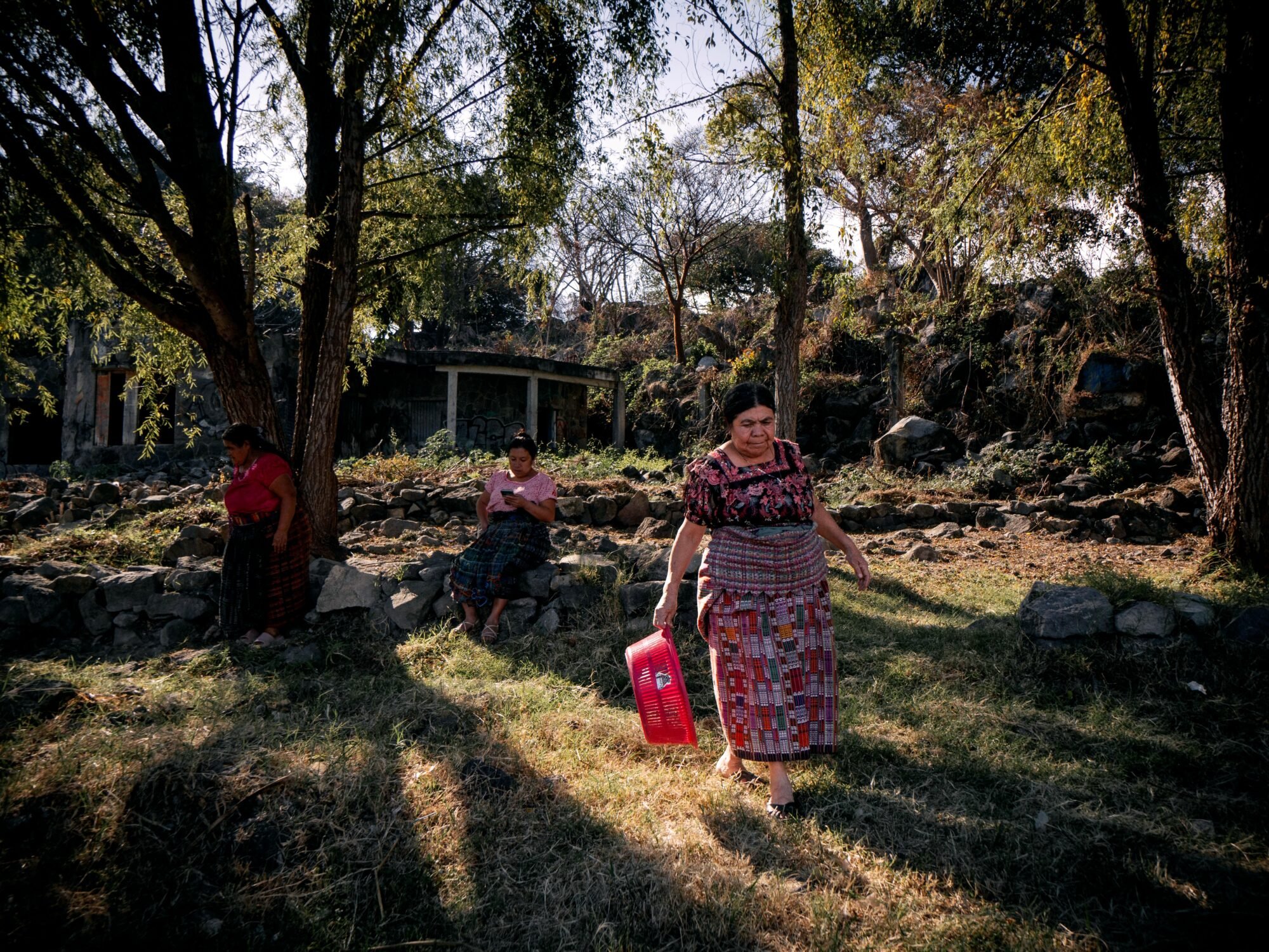  La relación de las mujeres con el lago es básica en la cotidianidad del pueblo Tz’utujil de San Pedro La Laguna. Foto de Alex PV 
