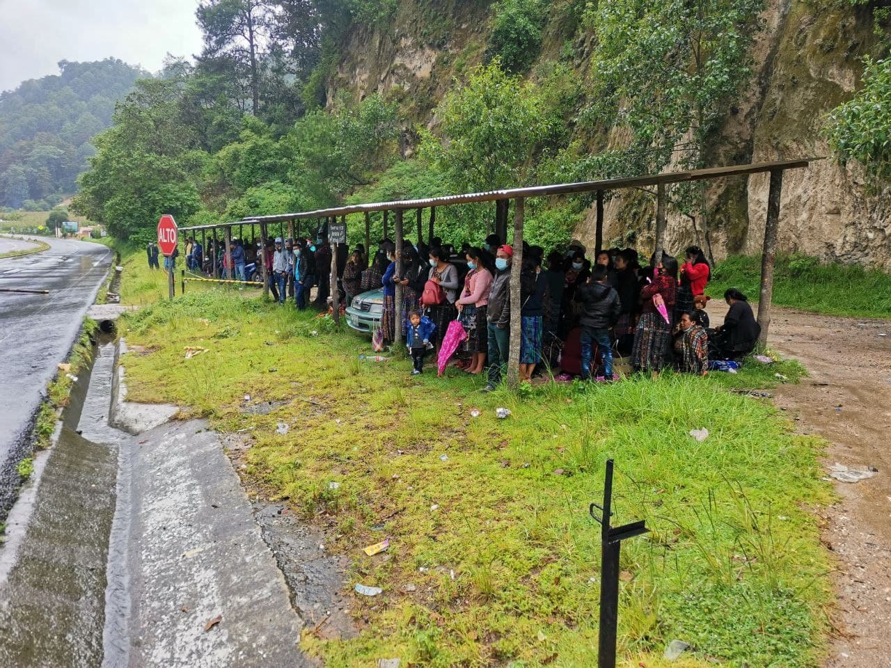  Manifestantes se resguardaron de la lluvia durante la protesta en Maria Tecun. Foto: Nelton Rivera. 