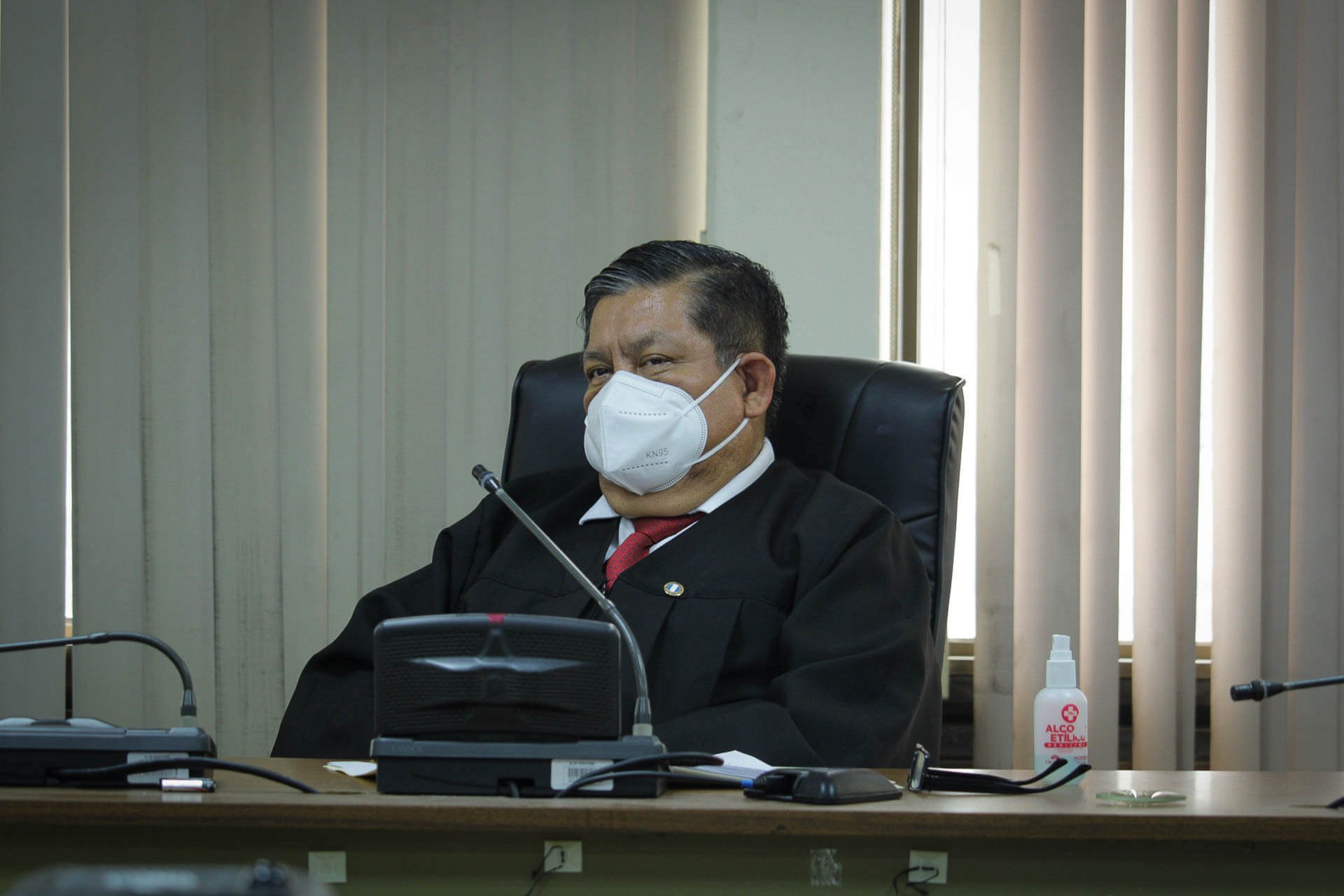  El juez César García escucha a los peritos. / Fotografía: Kristhal Figueroa 