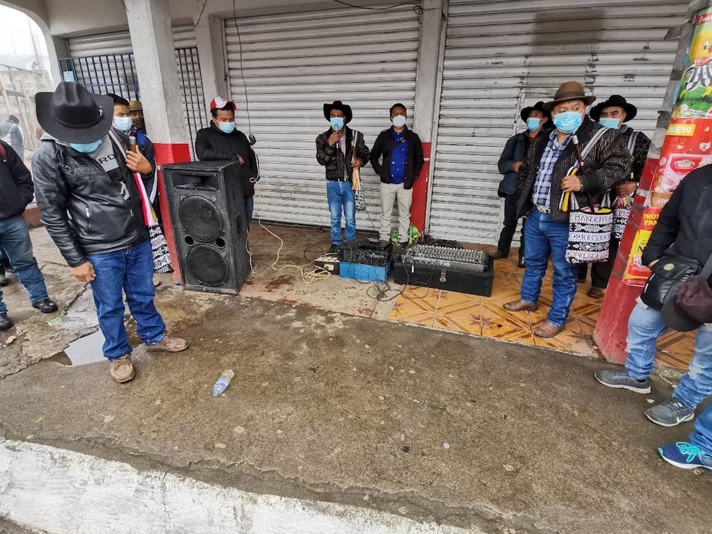  Manifestantes de Sololá inician el paro con el bloqueo de la carretera. Foto: Nelton Rivera. 