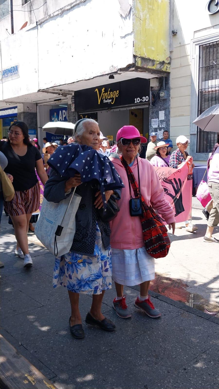  Juventina y Gloria en la caminata del 8 de marzo. Foto Jasmin López 
