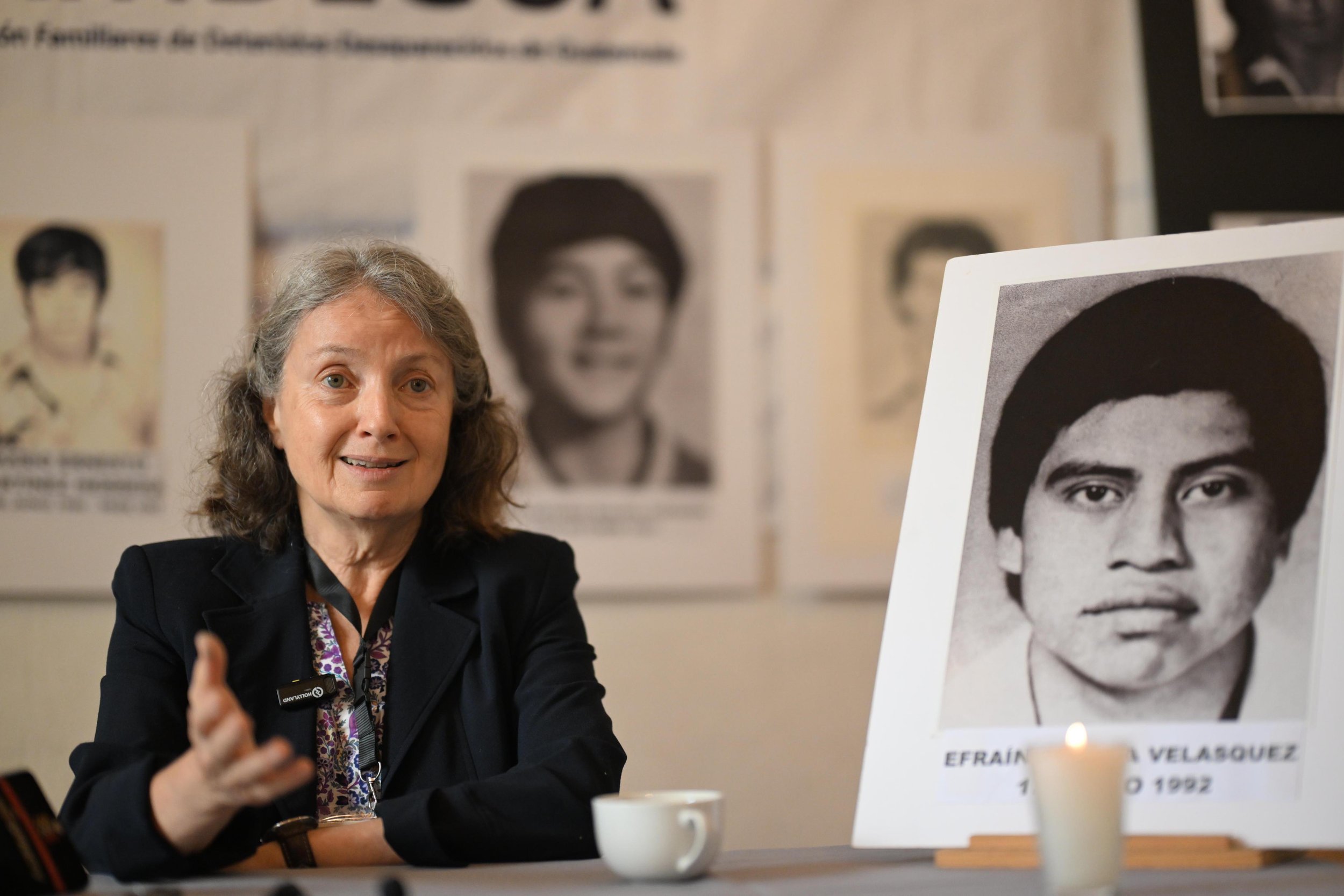  Harbury sostiene una de las pocas fotografías que se conocen del comandante Everardo. Foto Ana Alfaro 