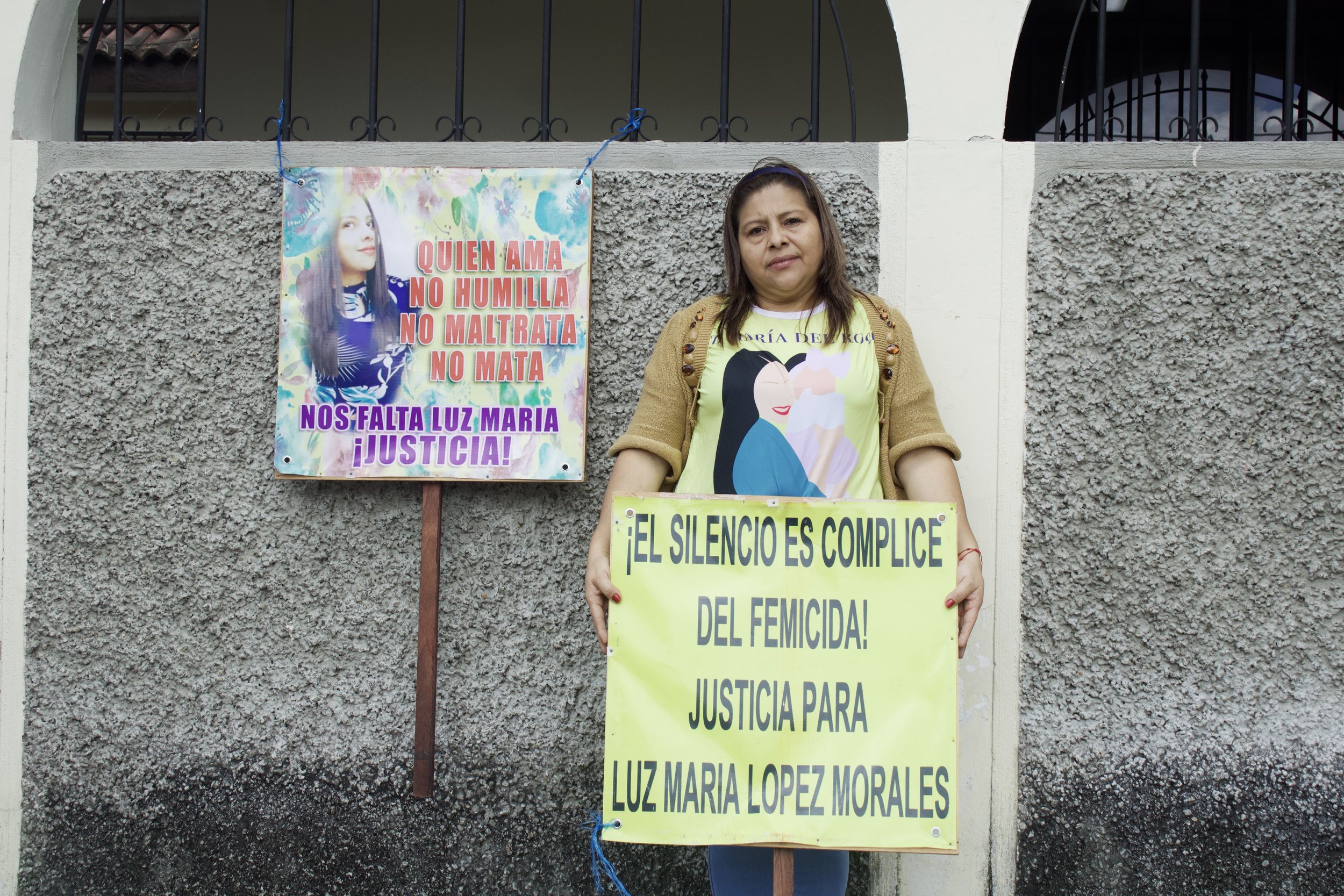  Ada Morales exige que la sentencia por el femicidio de Luz María continúe firme en las afueras de la Sala de Apelaciones. / Fotografía: Kristhal Figueroa 