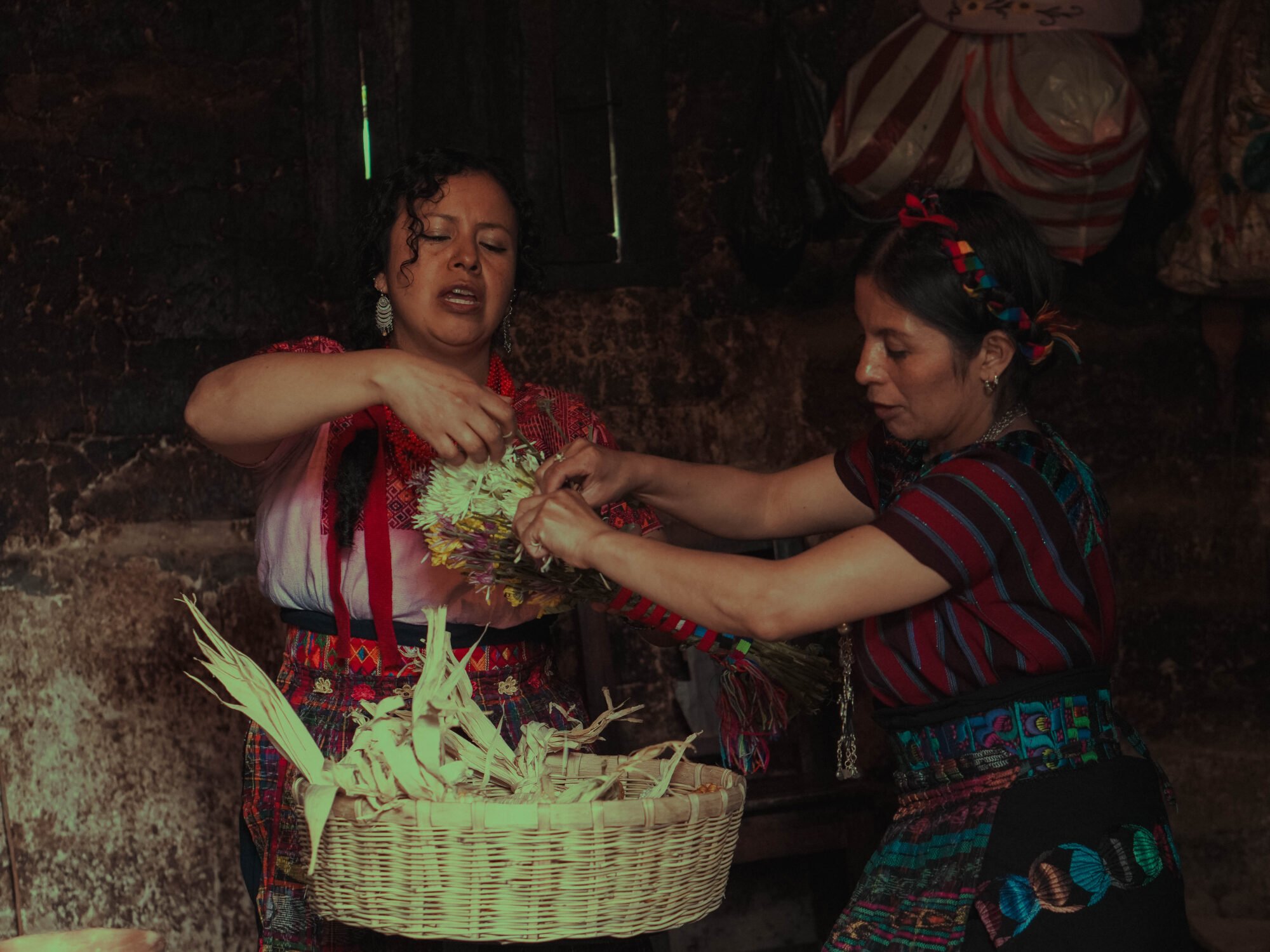  Clara Alicia junto Hilda Gabriela, ambas armando unas flores en la sede de la colectiva. Foto de Alex PV 