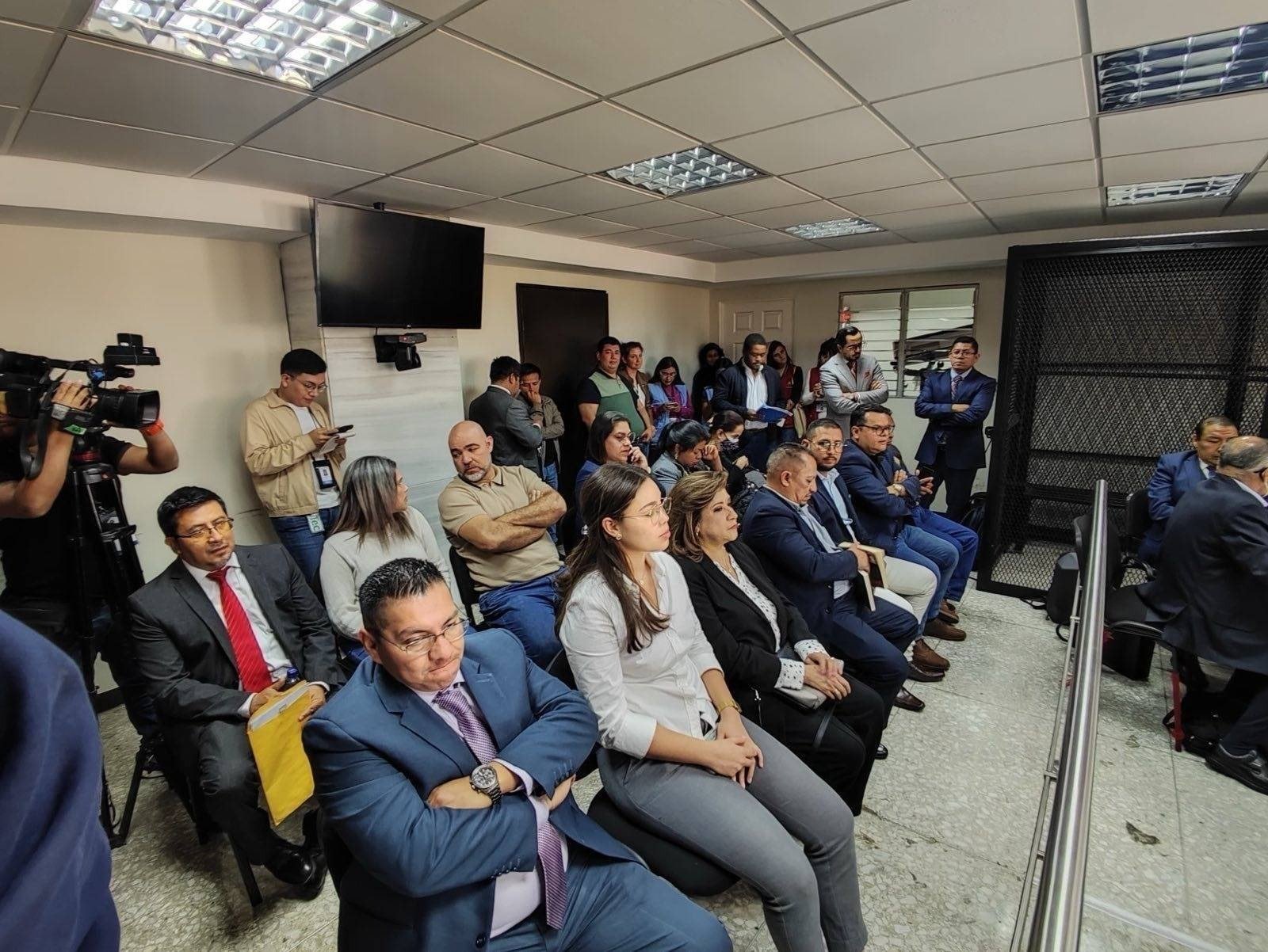  Andrea Prera y Hada Alvarado sentadas en la primera fila durante la audiencia del 6 de febrero. / Fotografía: Prensa Comunitaria 