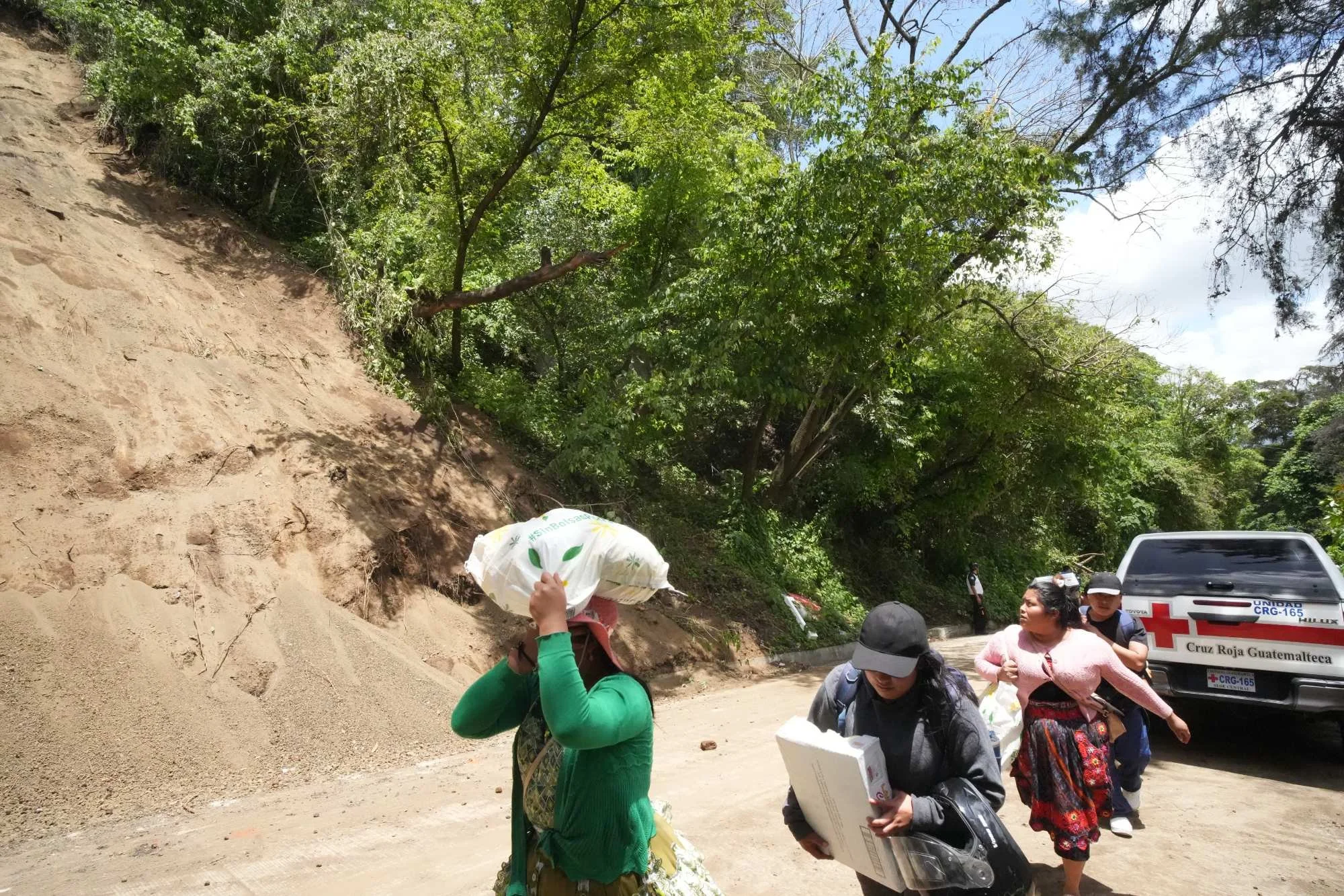  Personas caminan hacia Santa María de Jesús donde no hay paso para vehículos. Foto Eddy Zeta 