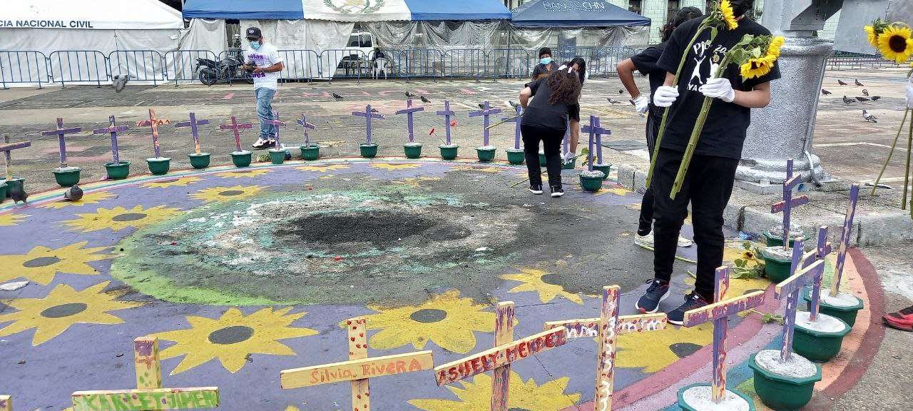  Al finalizar la actividad, las niñas colocaron una ofrenda en el altar de las niñas del hogar seguro, Virgen de la Asución. Foto: Juan Rosales 