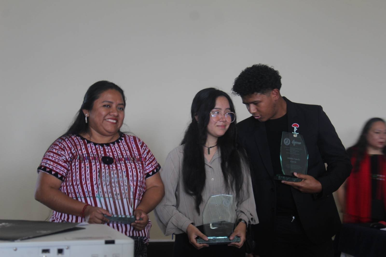  Estudiantes Universitarios: Neydi Juracán, Sahara Méndez y Andrés García. Foto: Simón Antonio Ramón. 
