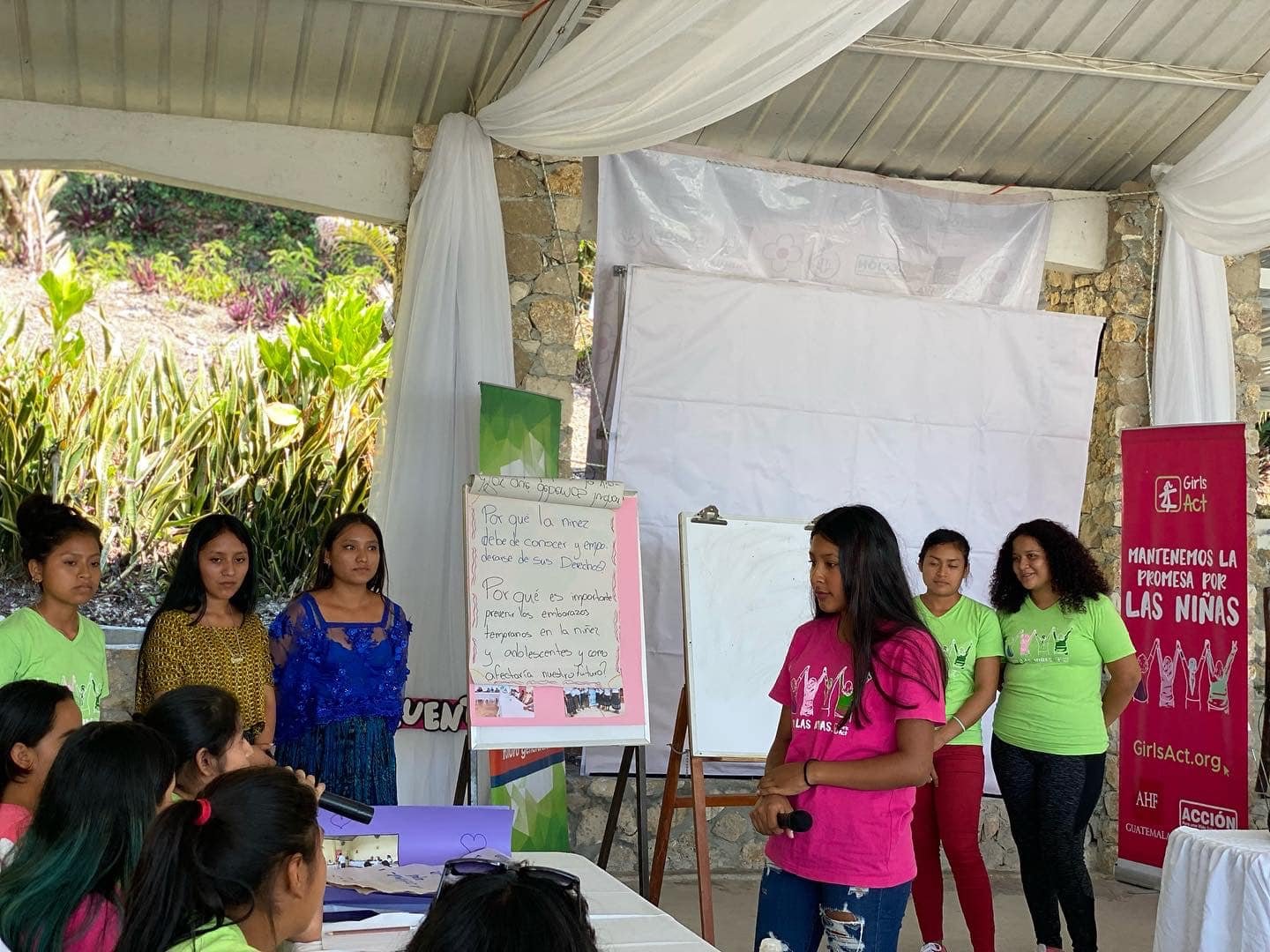  Foto: AHF Guatemala. Niñas en acción brindando talleres sobre los derechos sexuales y reproductivos. 