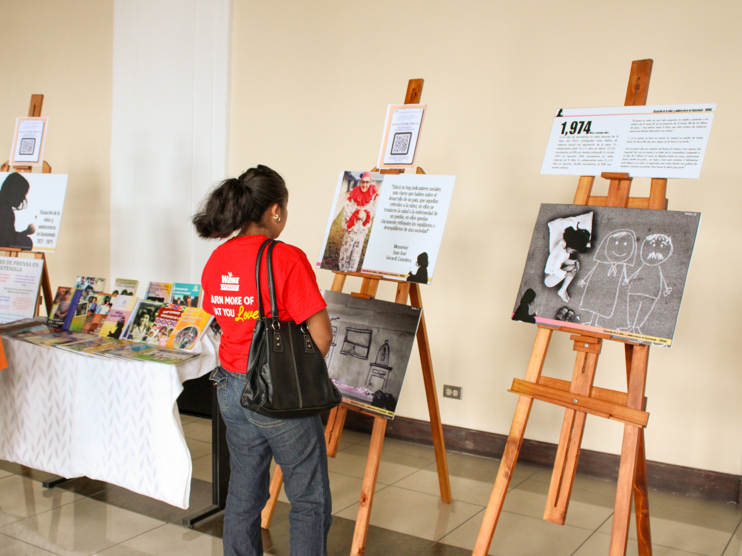  Durante la presentación del informe también hubo una exposición de fotografías y datos extraídos del informe que retratan la vulnerabilidad de las niñas y adolescentes del país. Foto: Derik Mazariegos 
