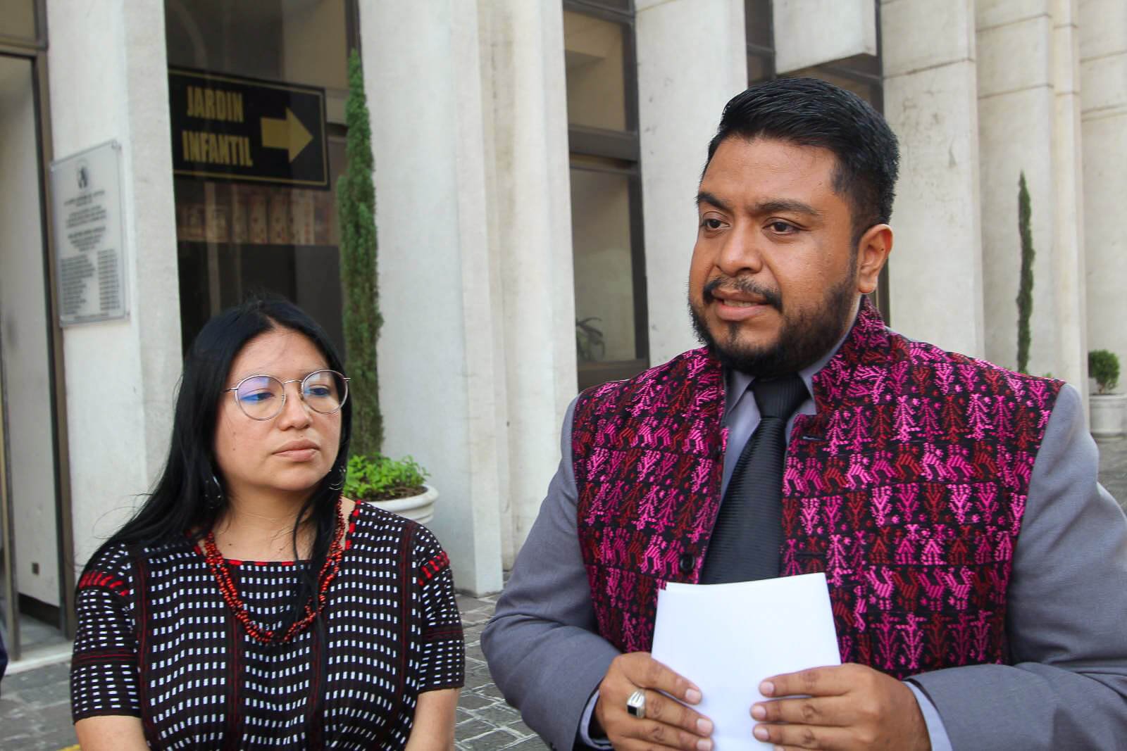  Nanci Sinto junto a su abogado, Esteban Celada, brindan declaraciones a los medios. / Fotografía: Juan Rosales 