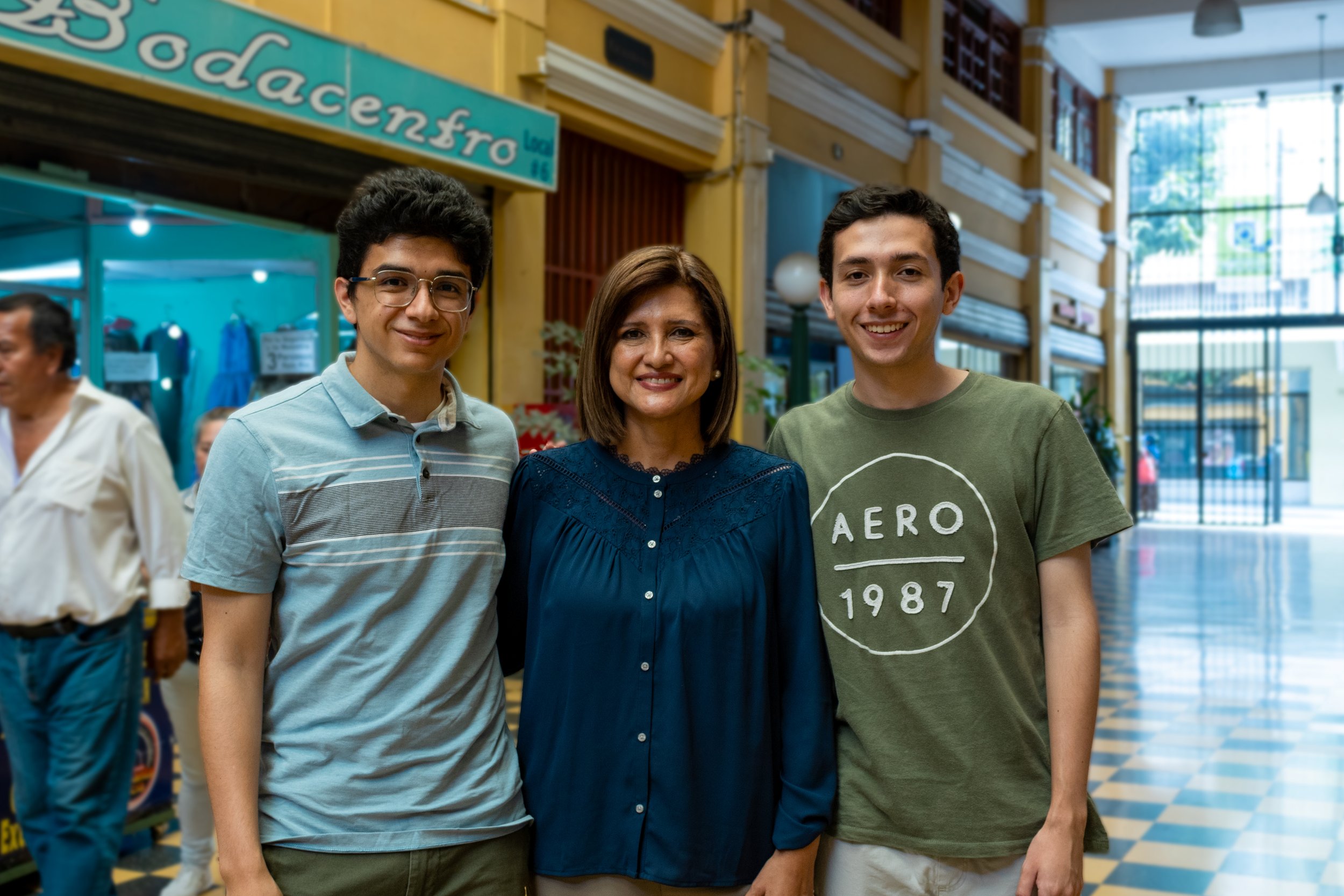  Karin junto a sus hijos, quienes volanteaban para su campaña mientras la esperaban. / Fotografía: Kristhal Figueroa 