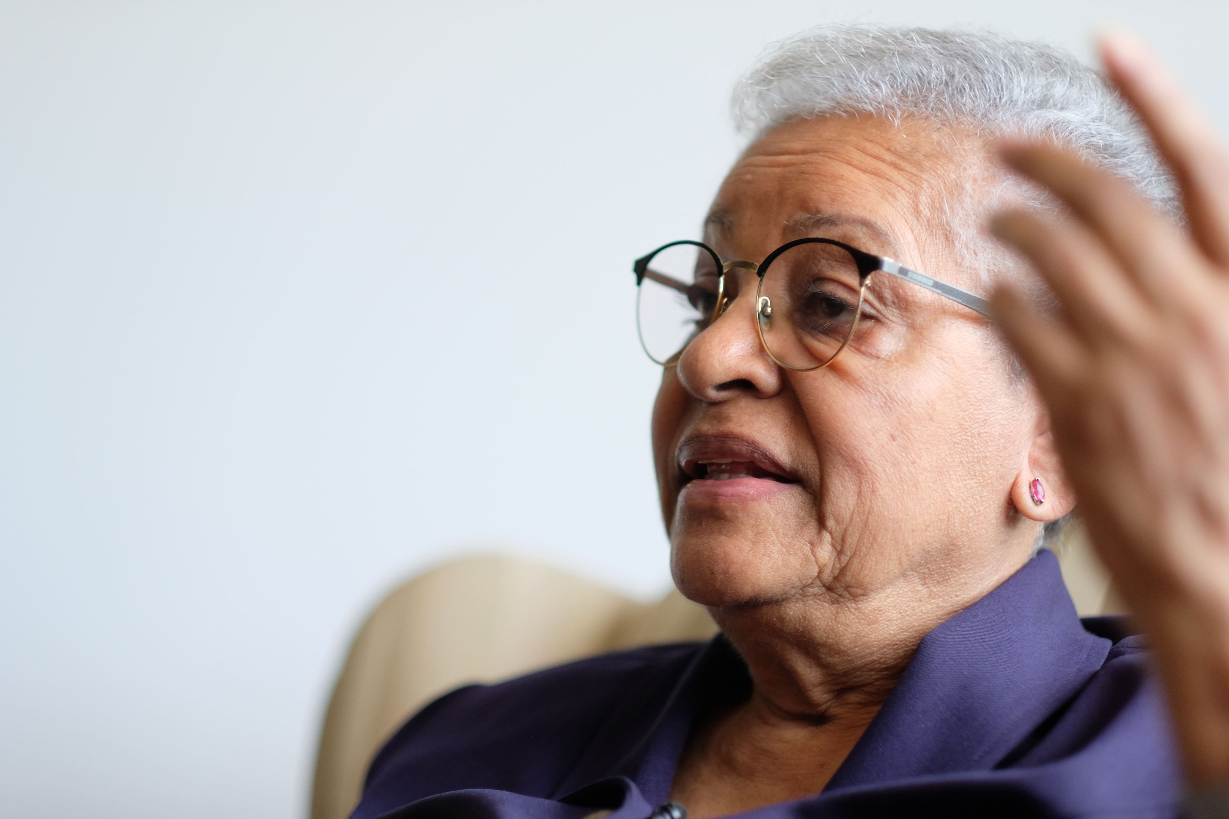  Yolanda Pérez Ruiz señala que si no hay independencia de las Cortes no hay democracia. Foto Prensa Comunitaria 