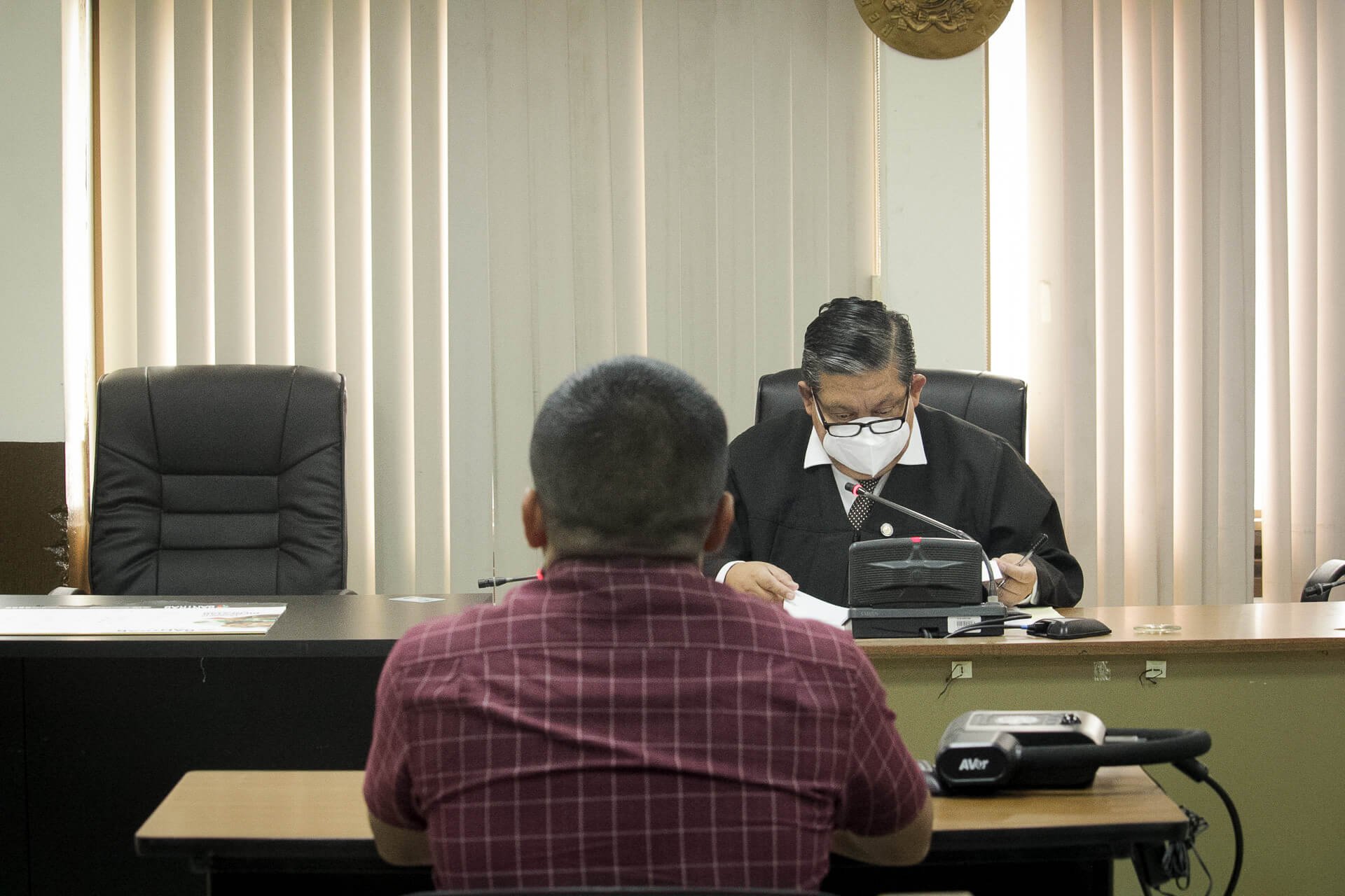  El juez escucha el análisis de Butz. / Fotografía: Kristhal Figueroa. 