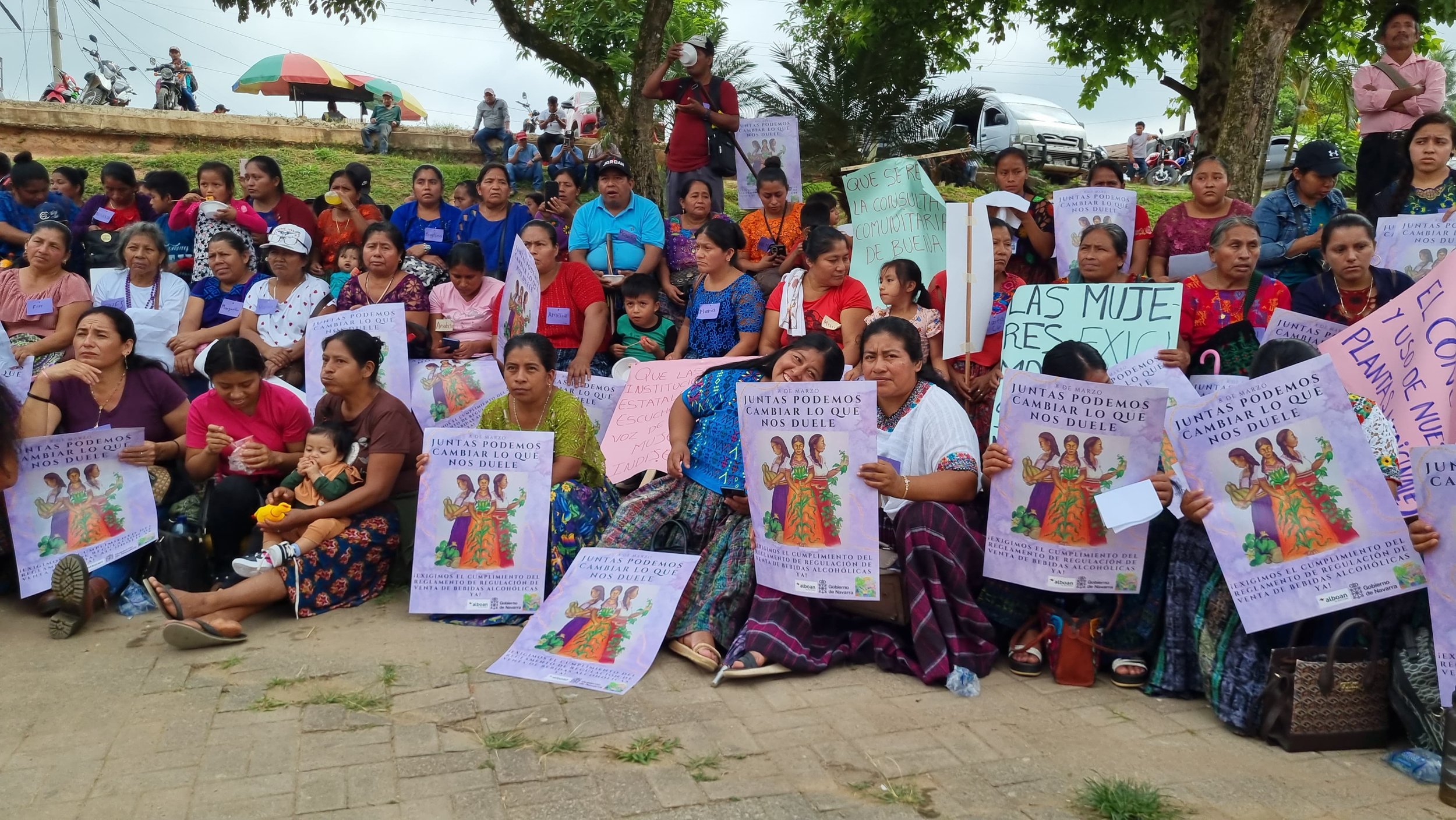  Mujeres ixcanecas exigen a las autoridades municipales cumplir un reglamento que regula la venta de bebidas alcohólicas. Foto Joel Pérez 