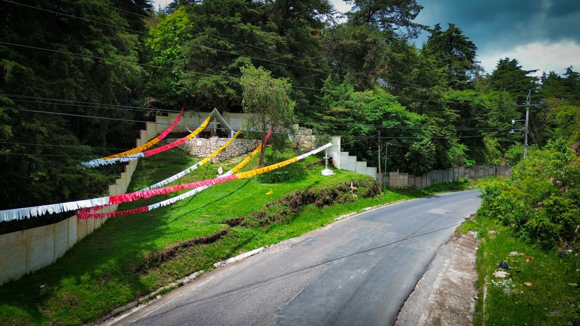  Monumento en memoria del martirio del padre Hermógenes, ubicado en la aldea San Luis Puerta Negra, de San José Pinula, donde cuerpos ilegales del Estado lo interceptaron y lo asesinaron. Foto de Wellinton Osorio 