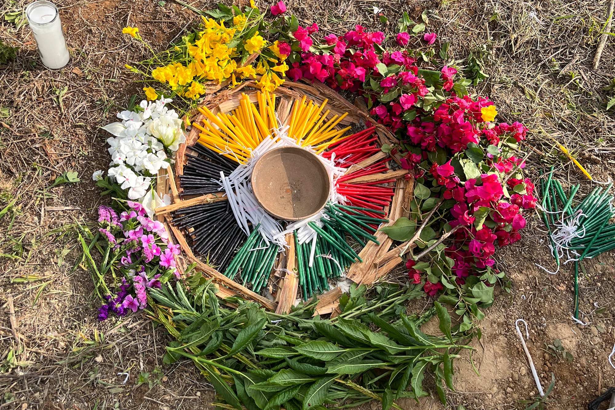  Altar ceremonial Xinka como ofrenda espiritual a Tiwix. Fotografía: Derik Mazariegos 