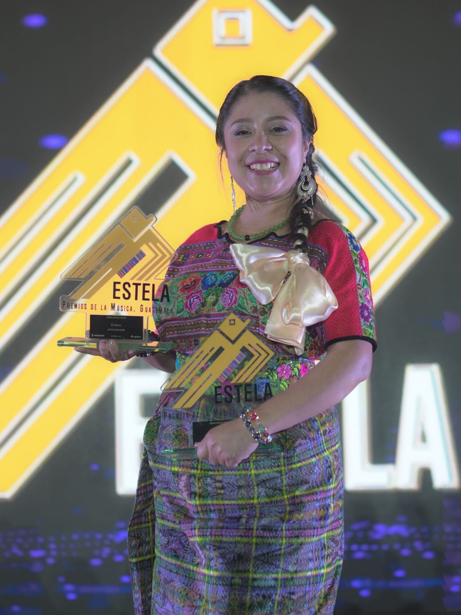  “Abuela”, la canción con la que fue nominada y galardonada con dos premios la cantautora Ch’umilkaj. Foto de Alex PV 