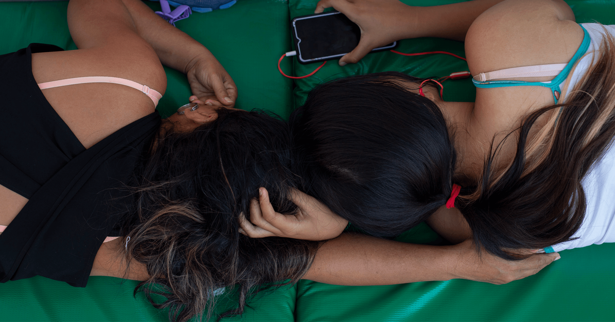 Dos mujeres migrantes centroamericanas descansan al mediodía en los pasillos del albergue Hospitalidad y Solidaridad A.C., localizado en la carretera a Puerto Madera, Tapachula. Foto/ Lissette Lemus)