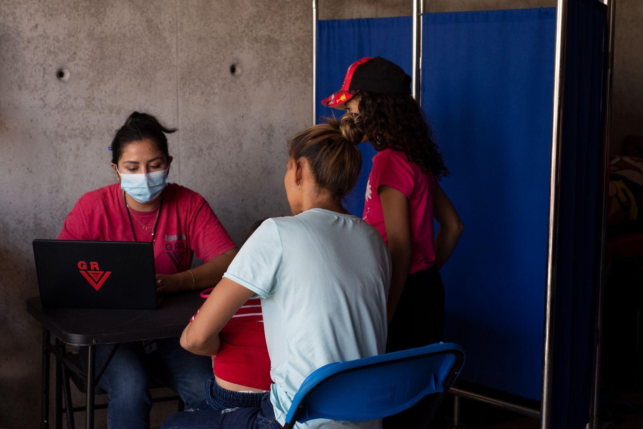  Las voluntarias de la organización Global Response Management (GRM) brindaban como mínimo a 25 personas por día en una clínica improvisada, en Tapachula, sin embargo el programa terminó a finales del año pasado. Foto/ Lissette Lemus 