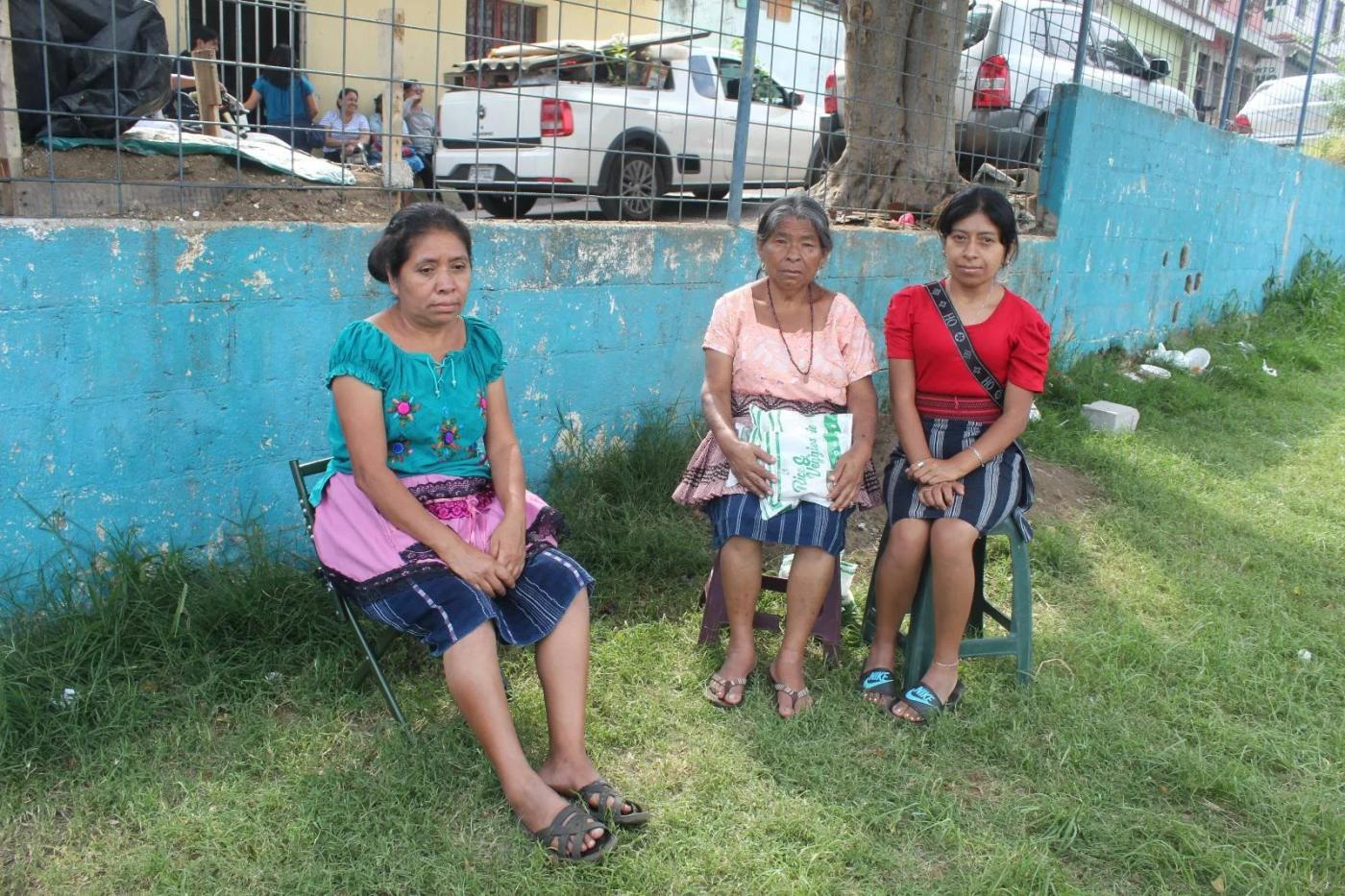  Doña Ruperta Benito, de lado izquierdo y sus vecinas. Foto: Simón Antonio Ramón. 