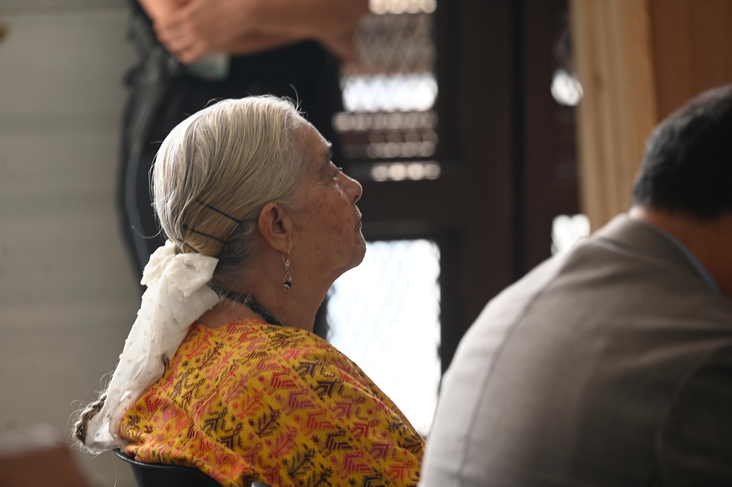  María Elena Winter acudió a la audiencia para mostrar su apoyo a su esposo. Foto Prensa Comunitaria 