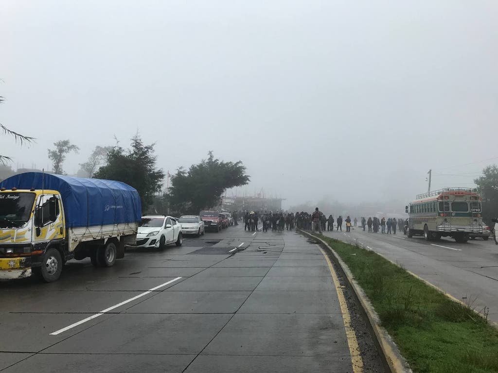  Manifestantes caminan al punto de encuentro en La Trampa.Foto: Paolina Albani. 