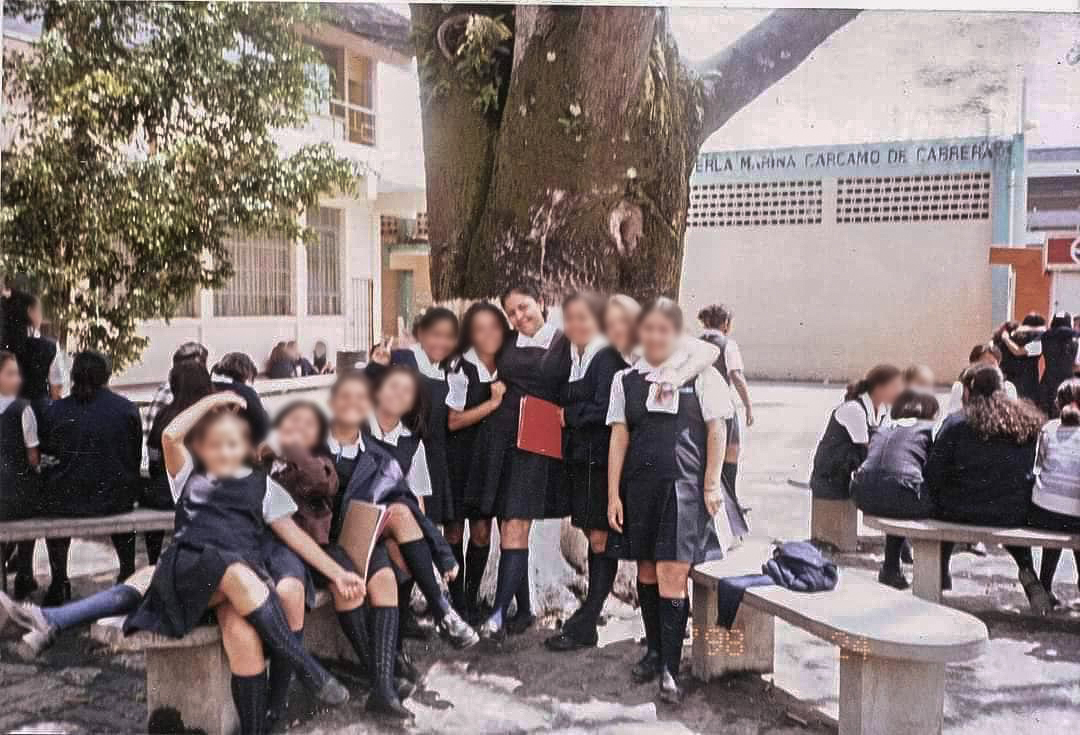  Alida junto a sus compañeras de estudio. Foto: Alida Aldana Vicente. 