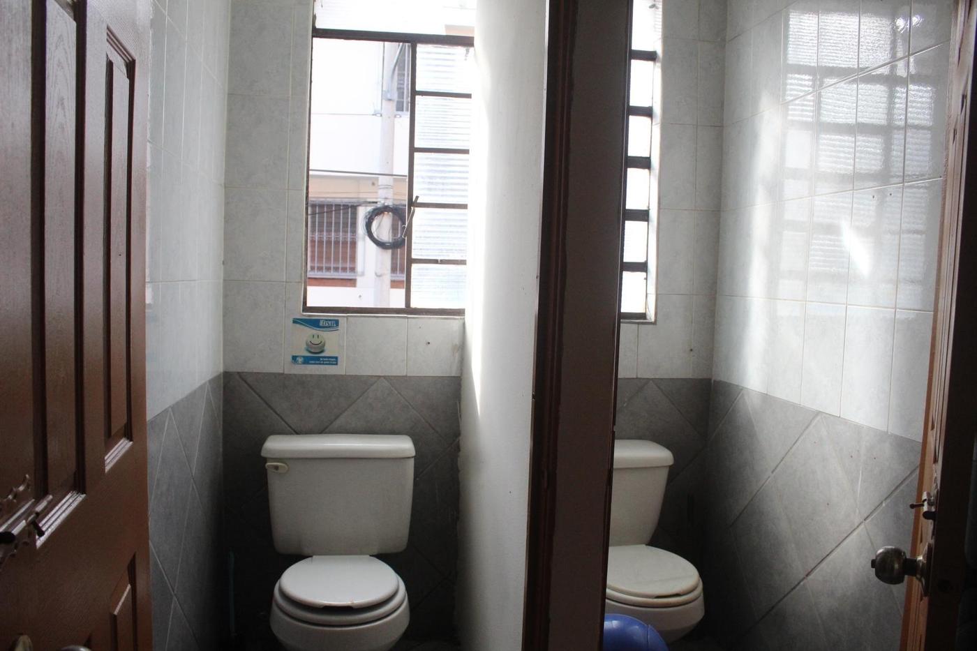 Las únicas dos ventanas con ventilación en el sanitario en el pasillo. En el sanitario el agua no llega. Fotos: Simón Antonio Ramón 