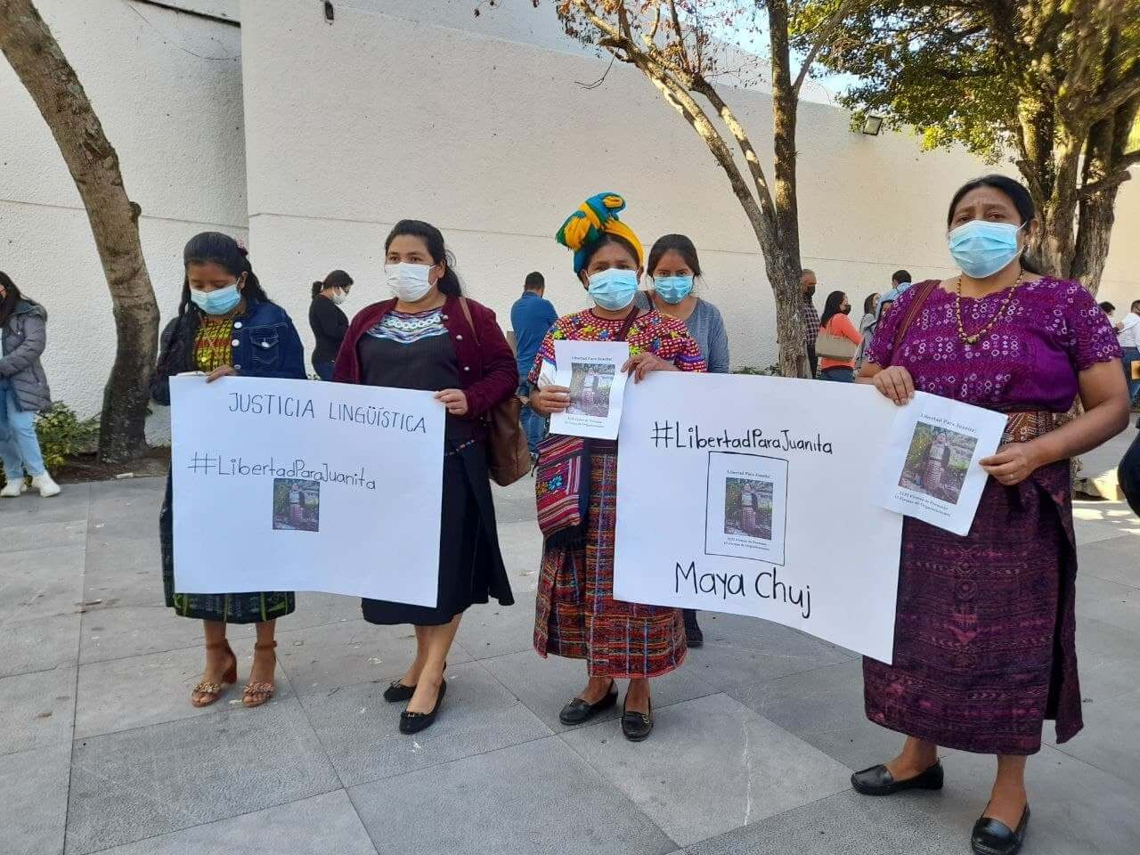 Familia y vecinas de Juana Alonzo sostienen carteles con mensajes de apoyo. Foto: Francisco Simón Francisco. 