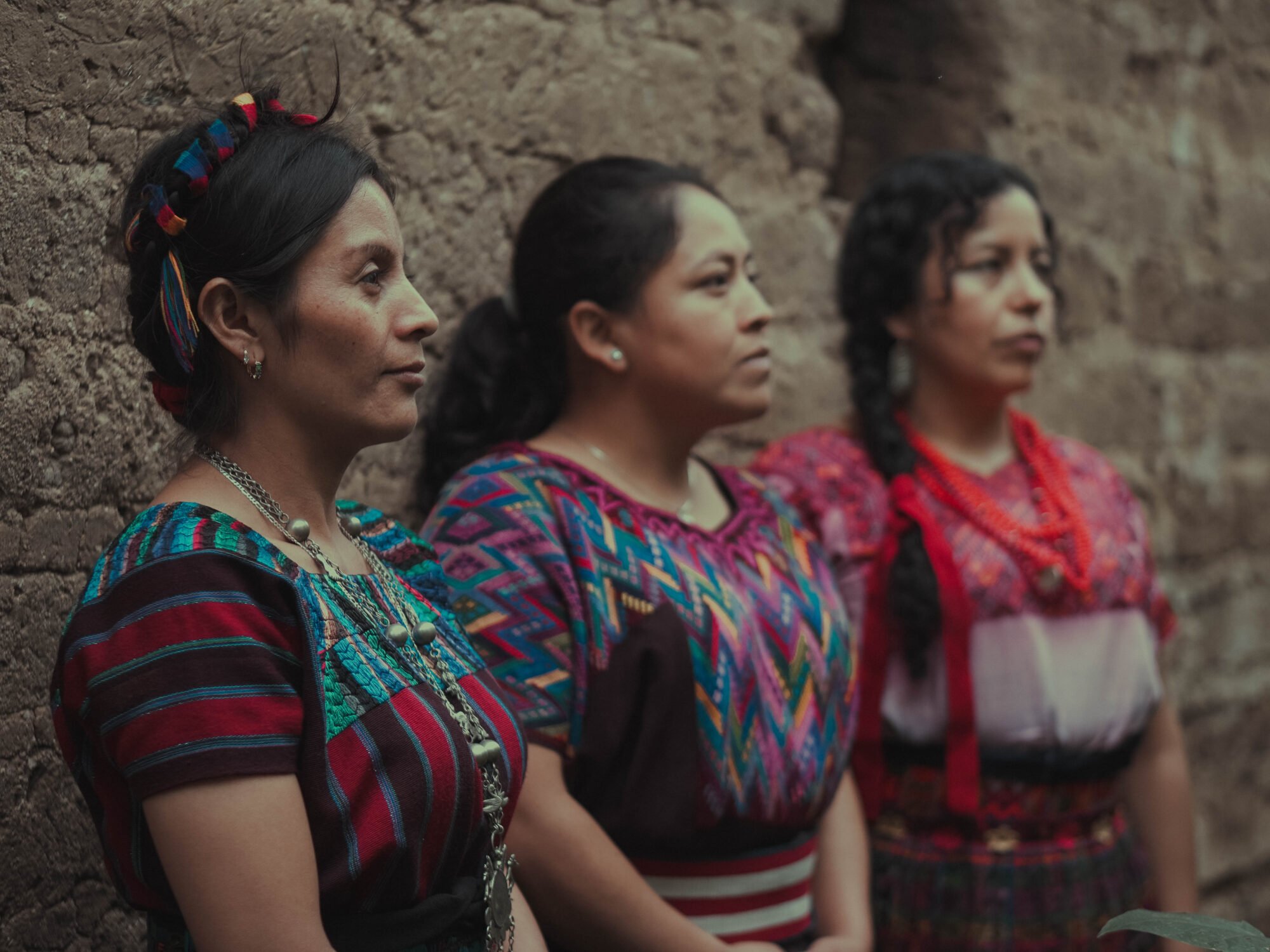  Tres mujeres indígenas lideran la colectiva Mujeres Ajchowen. Foto de Alex PV 