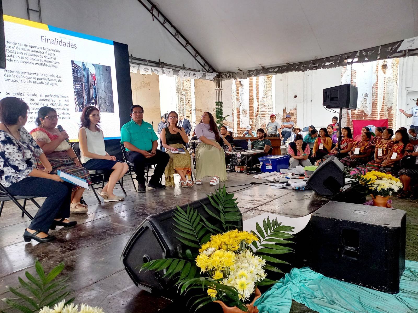  Investigadoras: Candelaria López junto al equipo de investigación, expone sobre el agua y la ancestralidad Maya. Foto: Violeta Cetino.  