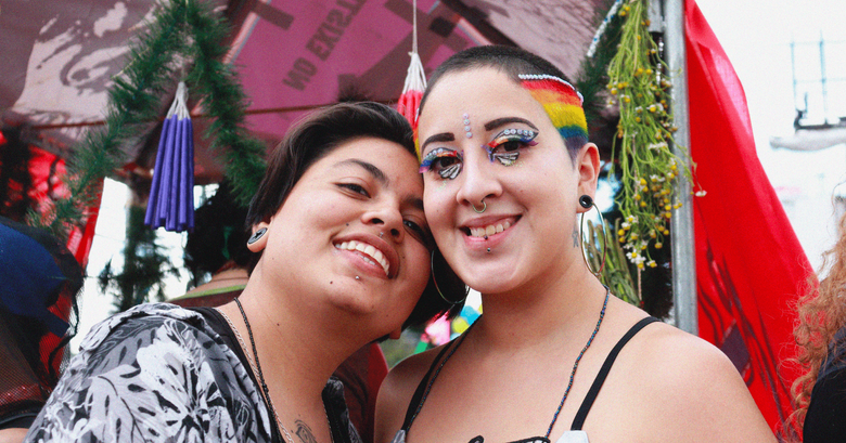 "Dos mujeres en la marcha LGTBIQ+ en Guatemala”. Foto: Andrea Rodríguez