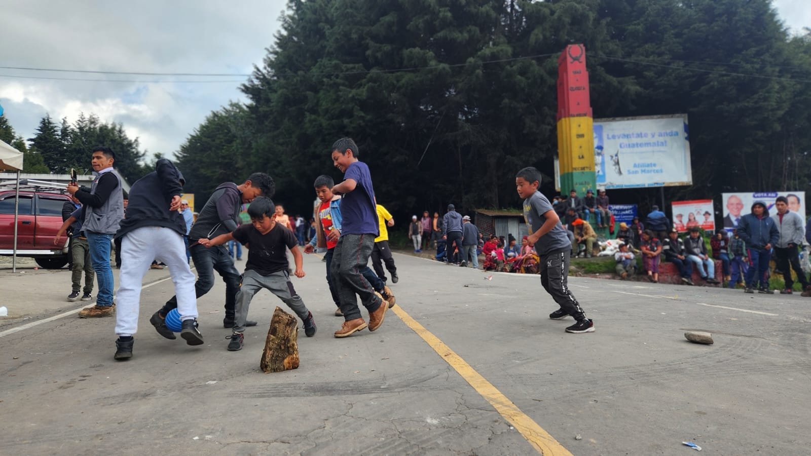  Los niños aprovecharon la libertad que hubo en la carretera del altiplano de San Marcos para una chamusca. Foto de Omar Pérez 