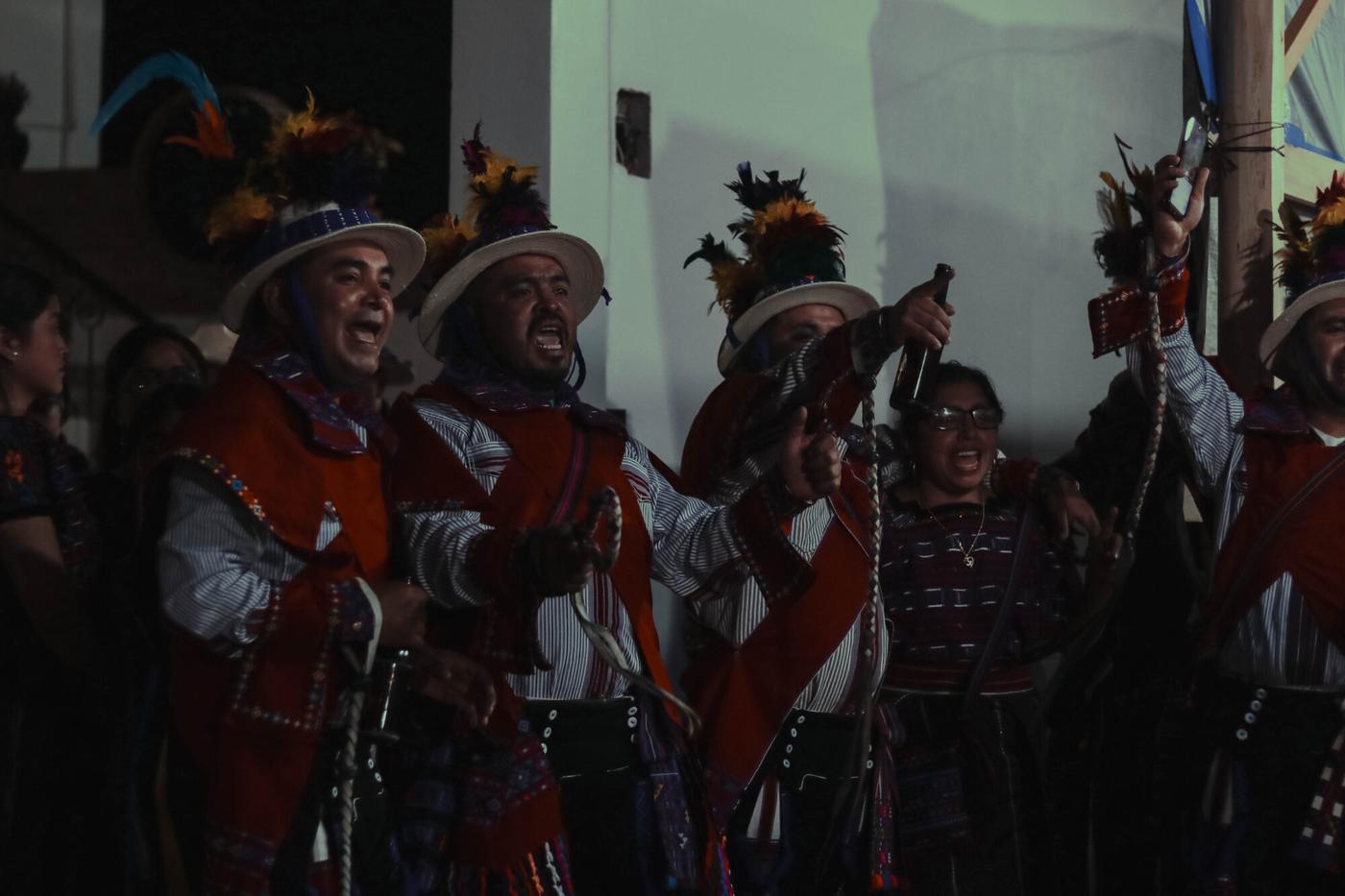 La casa del primer capitán se llena de los sonidos de la marimba y gritos de los jinetes. Foto de Alex PV