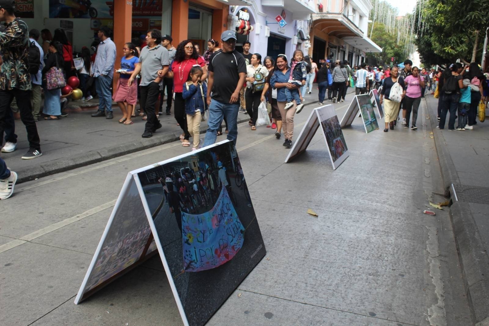  Una familia observa la exposición fotográfica. / Fotografía: Simón Antonio 