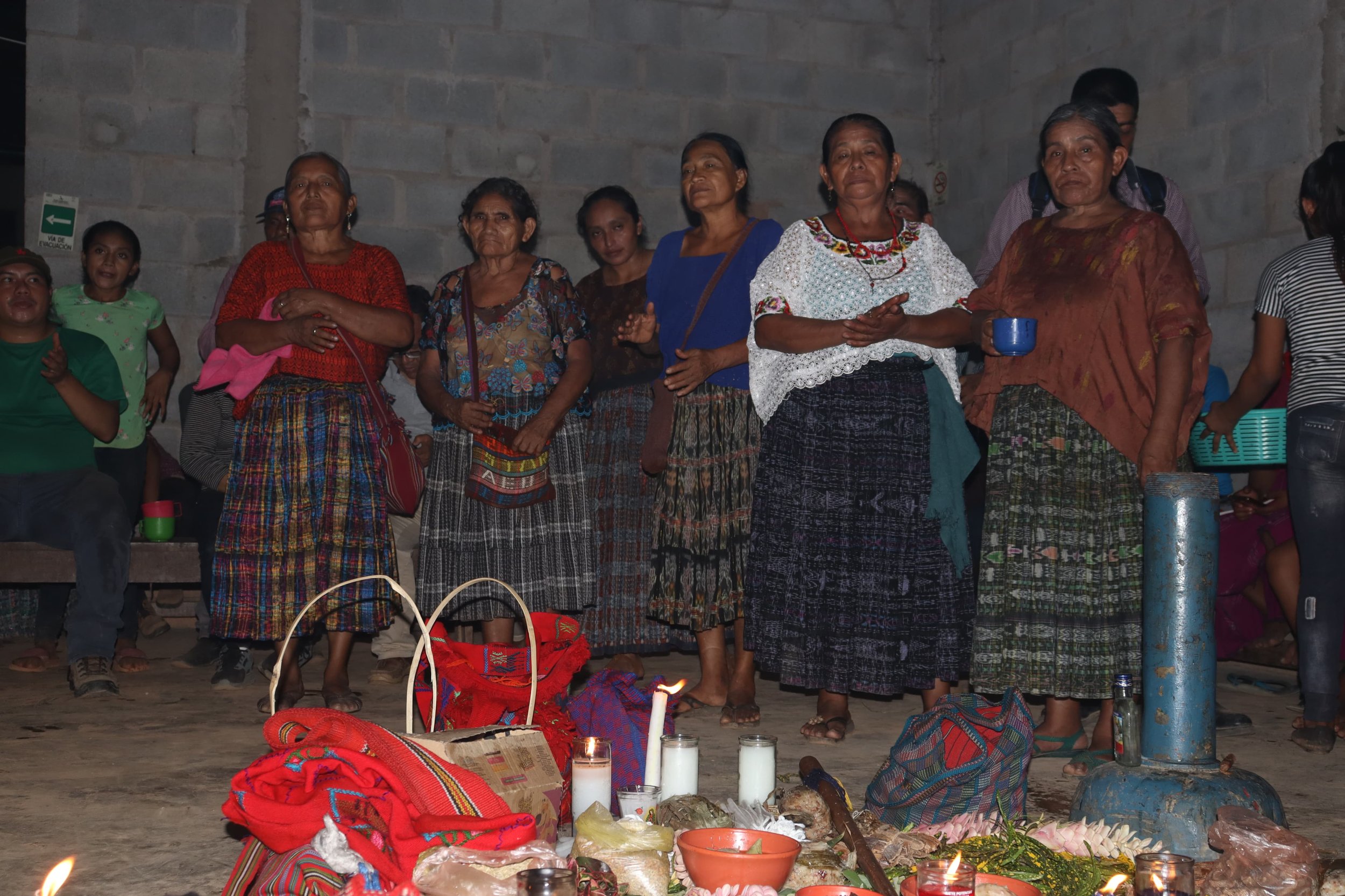  Varias mujeres Q’eqchi’ acompañan a María Maquín en la noche de la ceremonia maya. Foto Juan Bautista Xol 